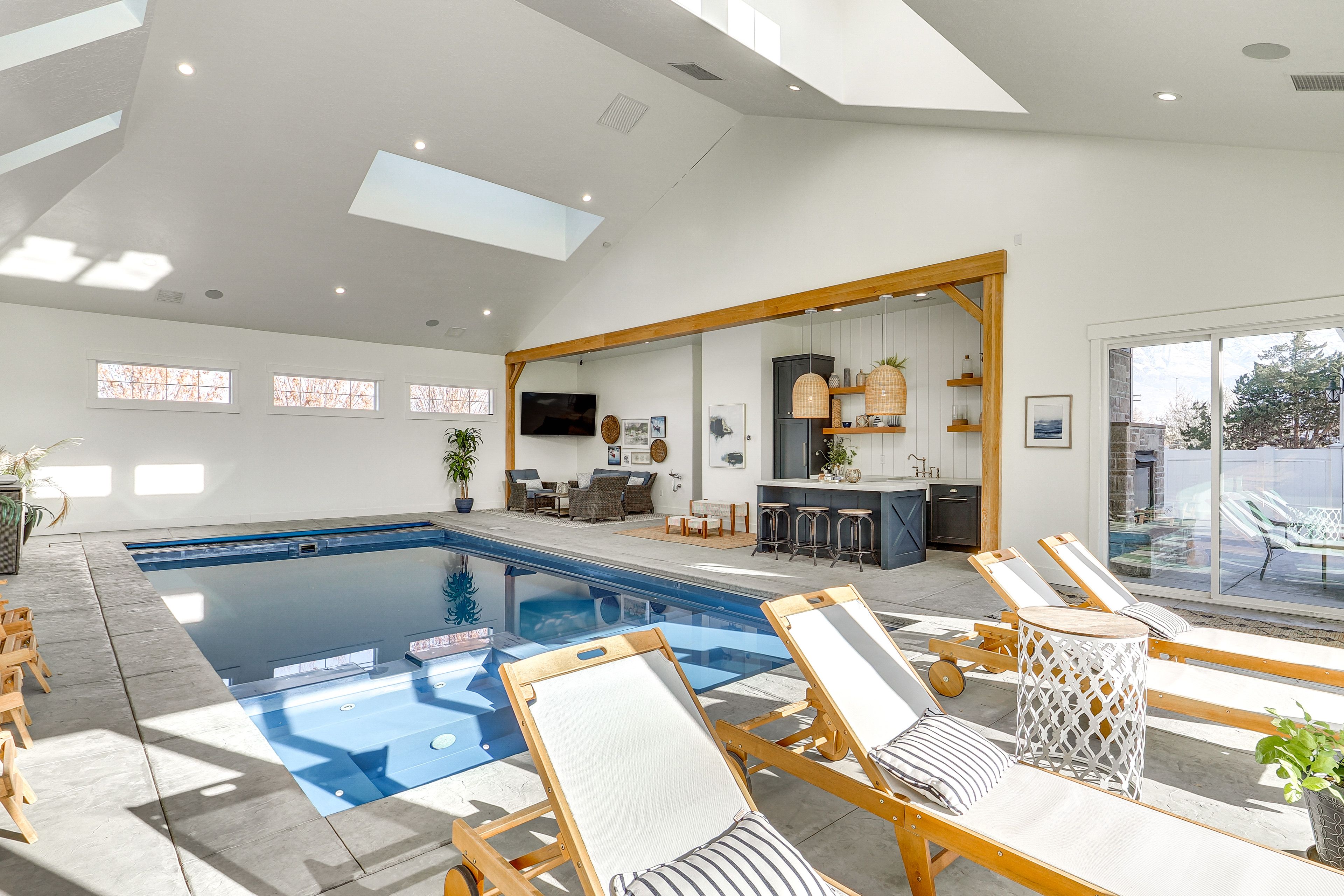 Detached Pool House | Pool & Hot Tub | Smart TV | Wet Bar