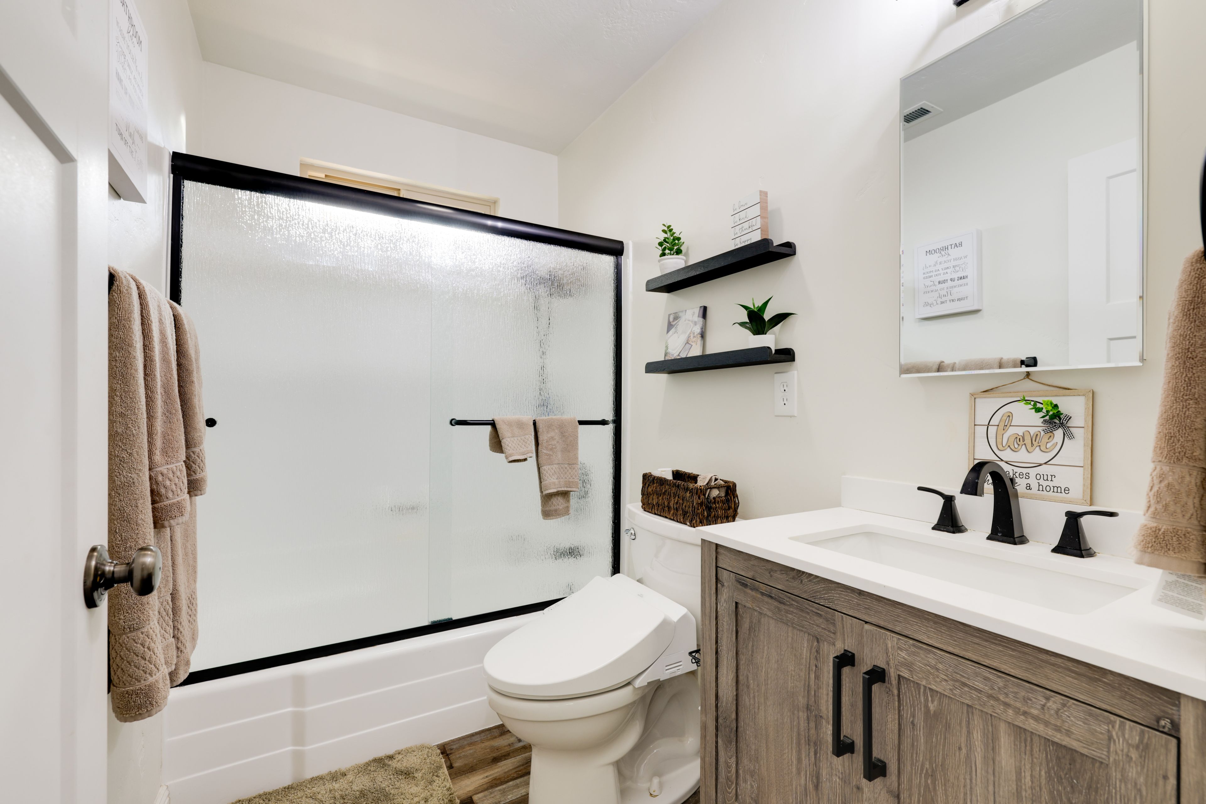 Full Bathroom | 1st Floor | Complimentary Toiletries | Towels Provided