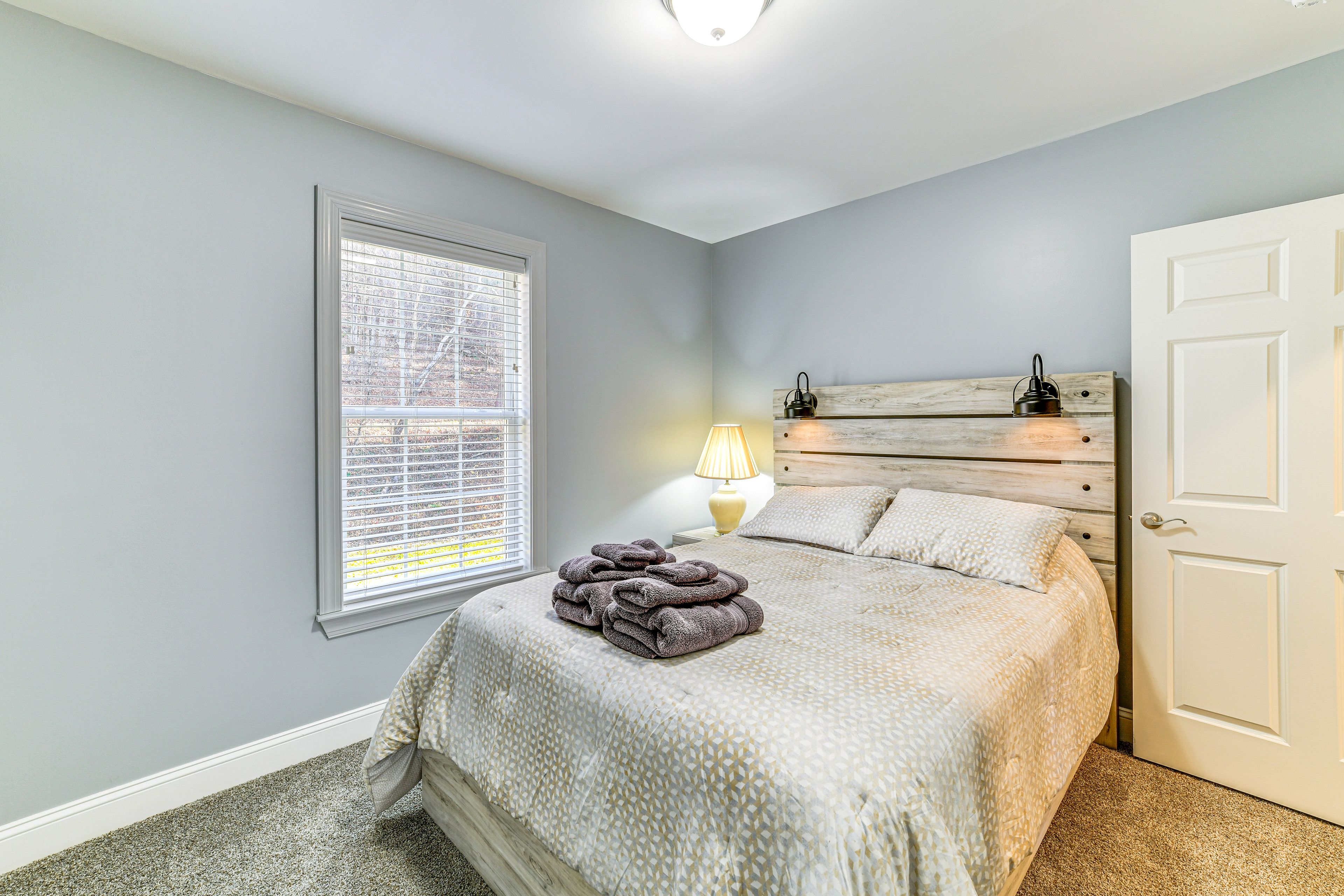 Bedroom 2 | Queen Bed | Main Floor