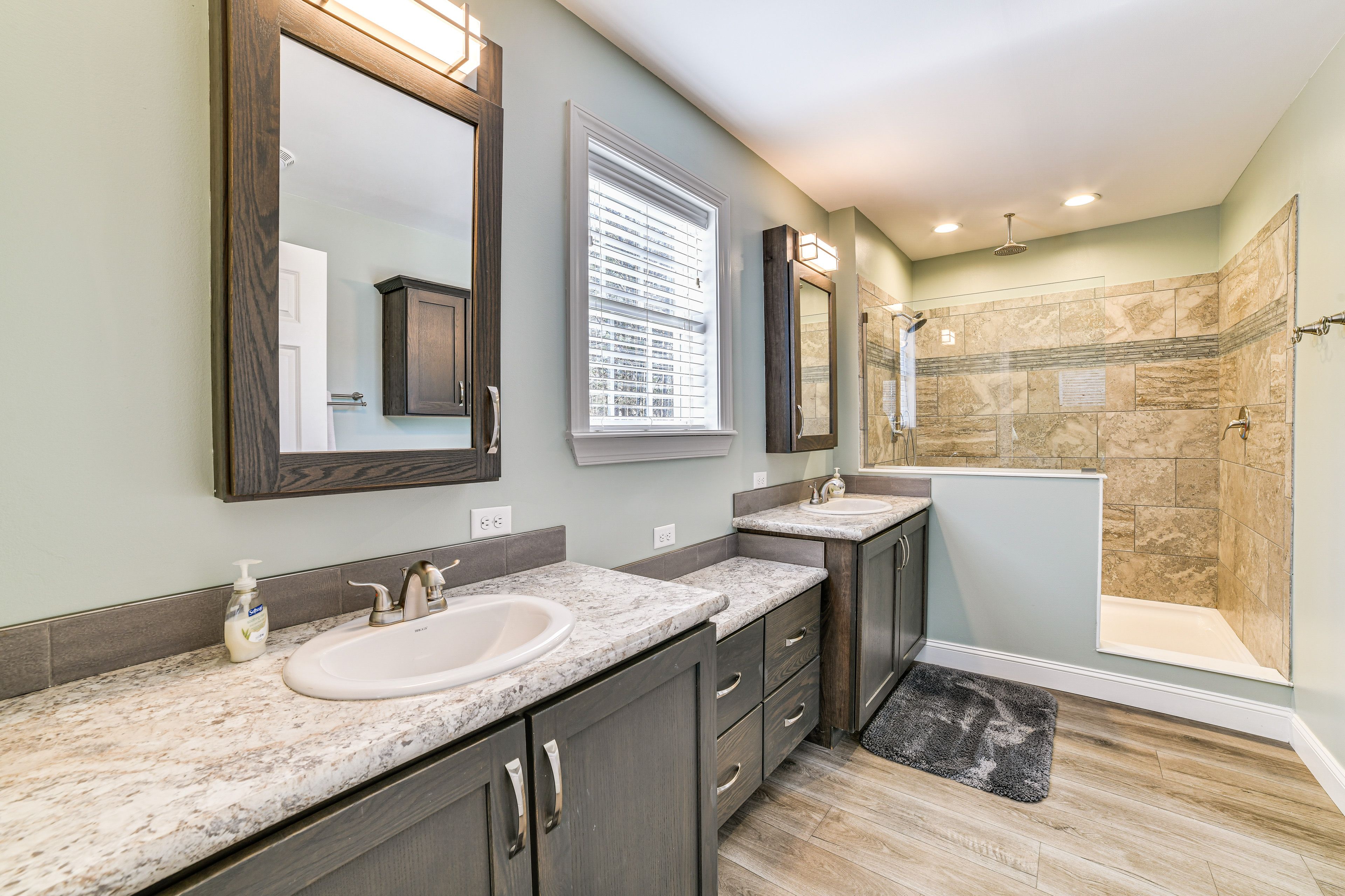 Full Bathroom | Towels Provided | Main Floor
