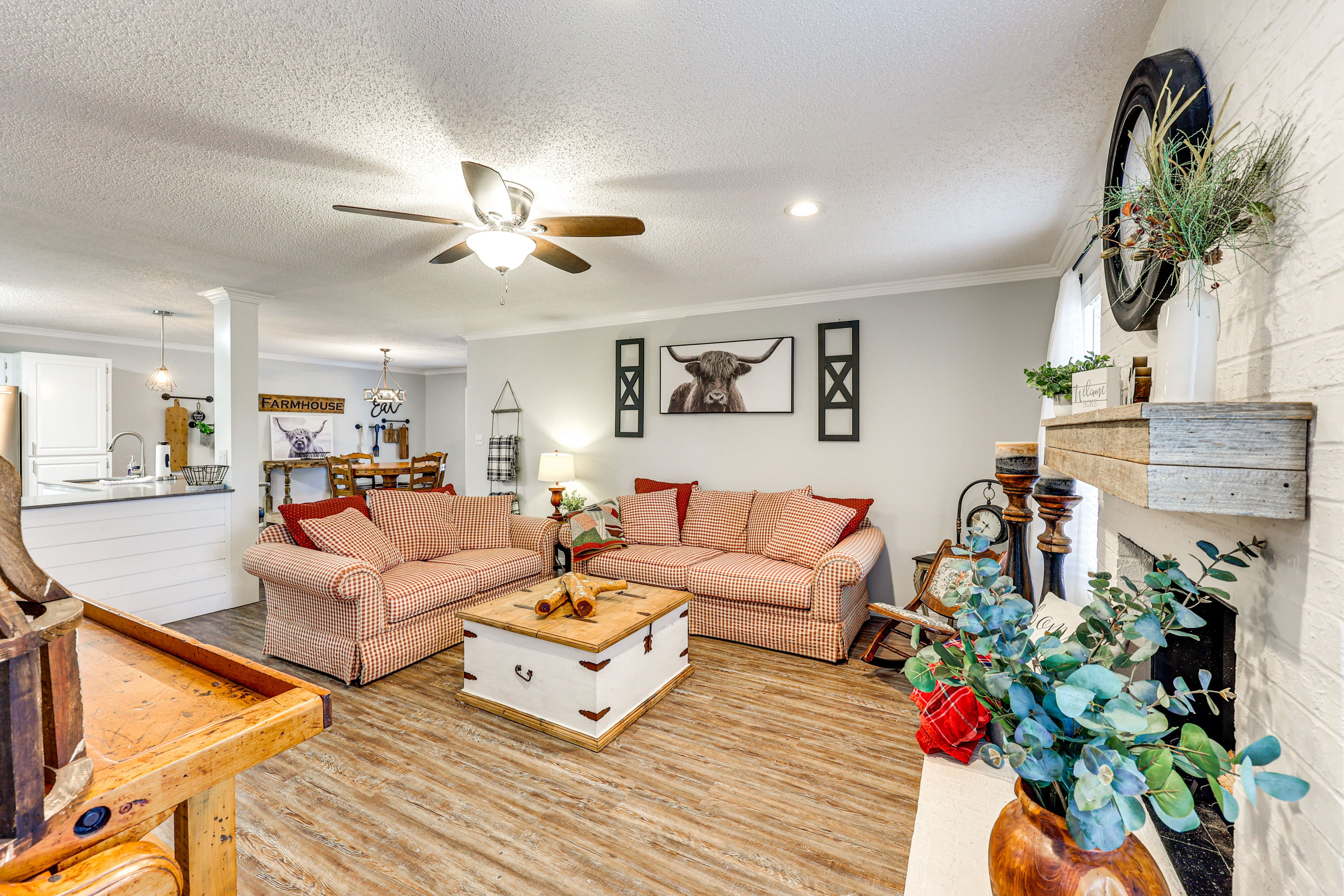Living Area | Smart TV w/ Cable | Fireplace | Board Games