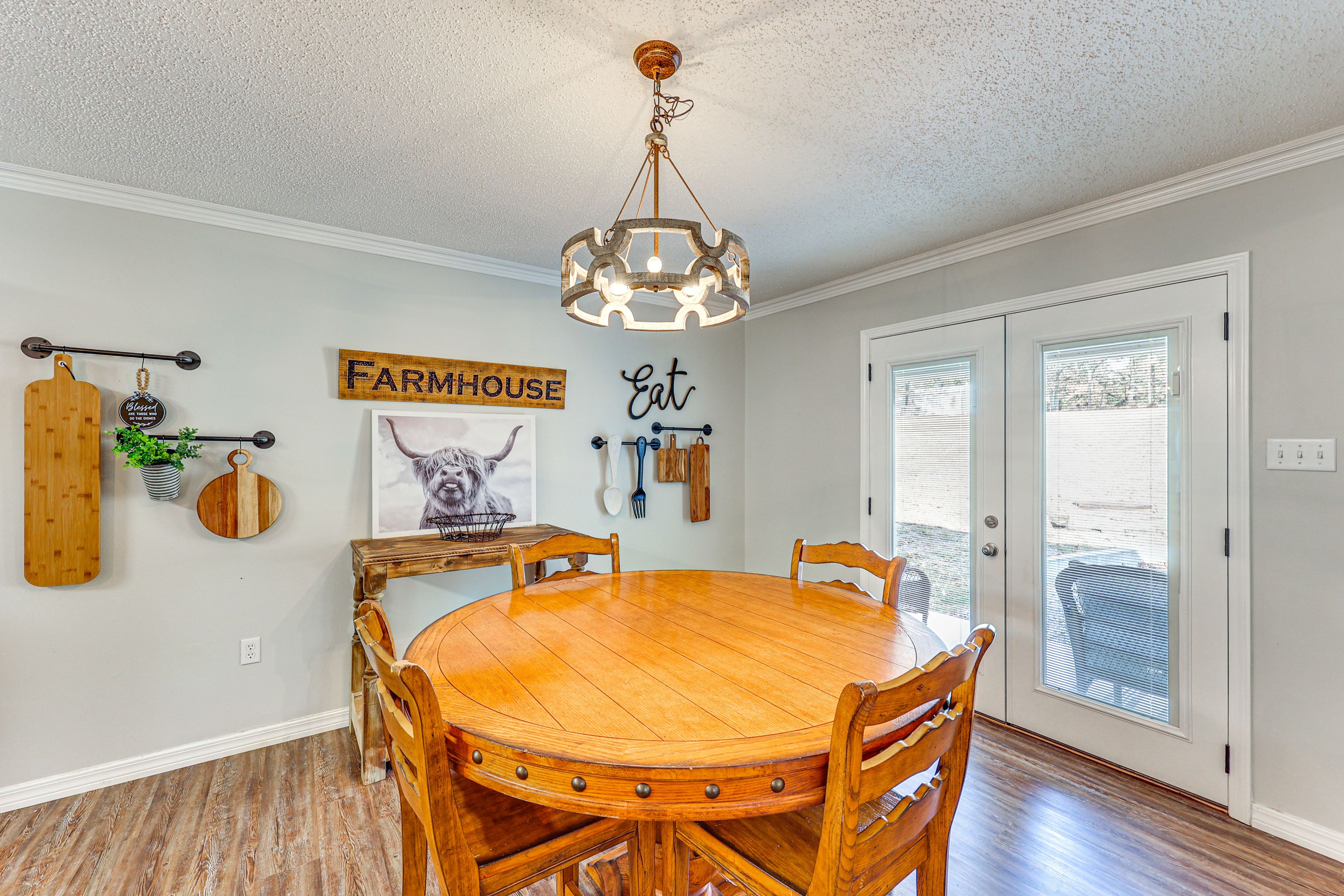 Dining Area | Dishware/Flatware