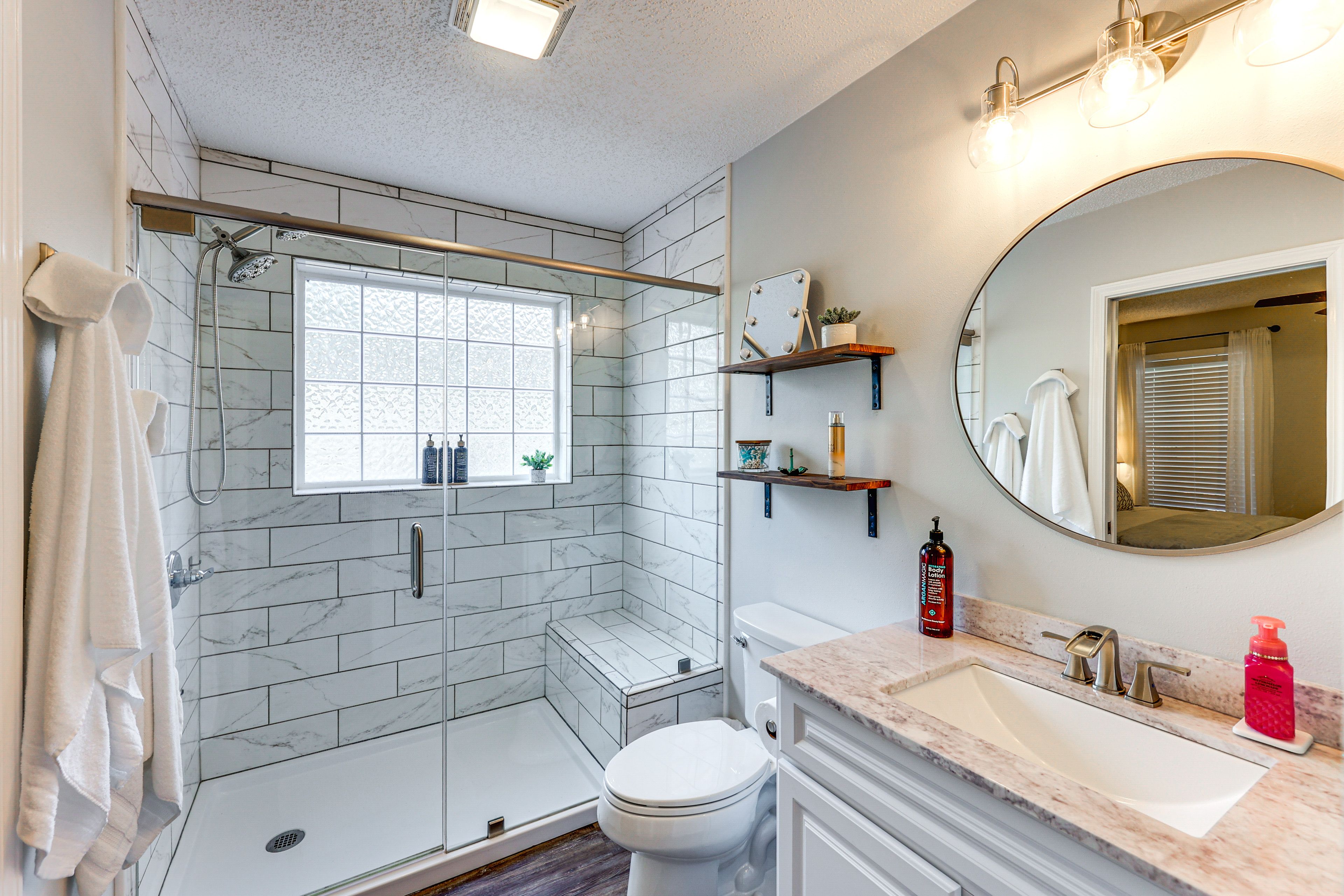 Full Bathroom | Towels Provided