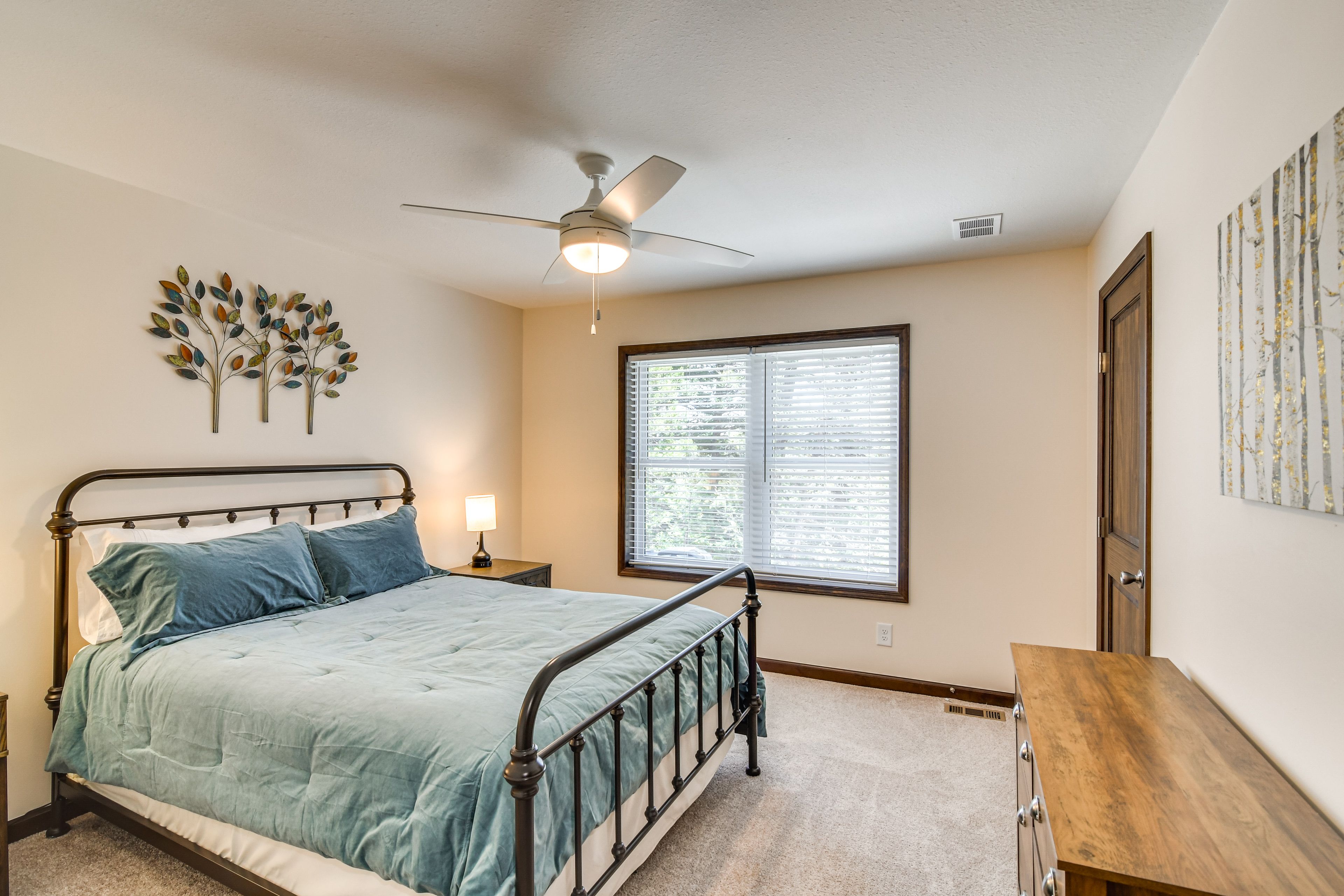 Bedroom 2 | Queen Bed | 1st Floor