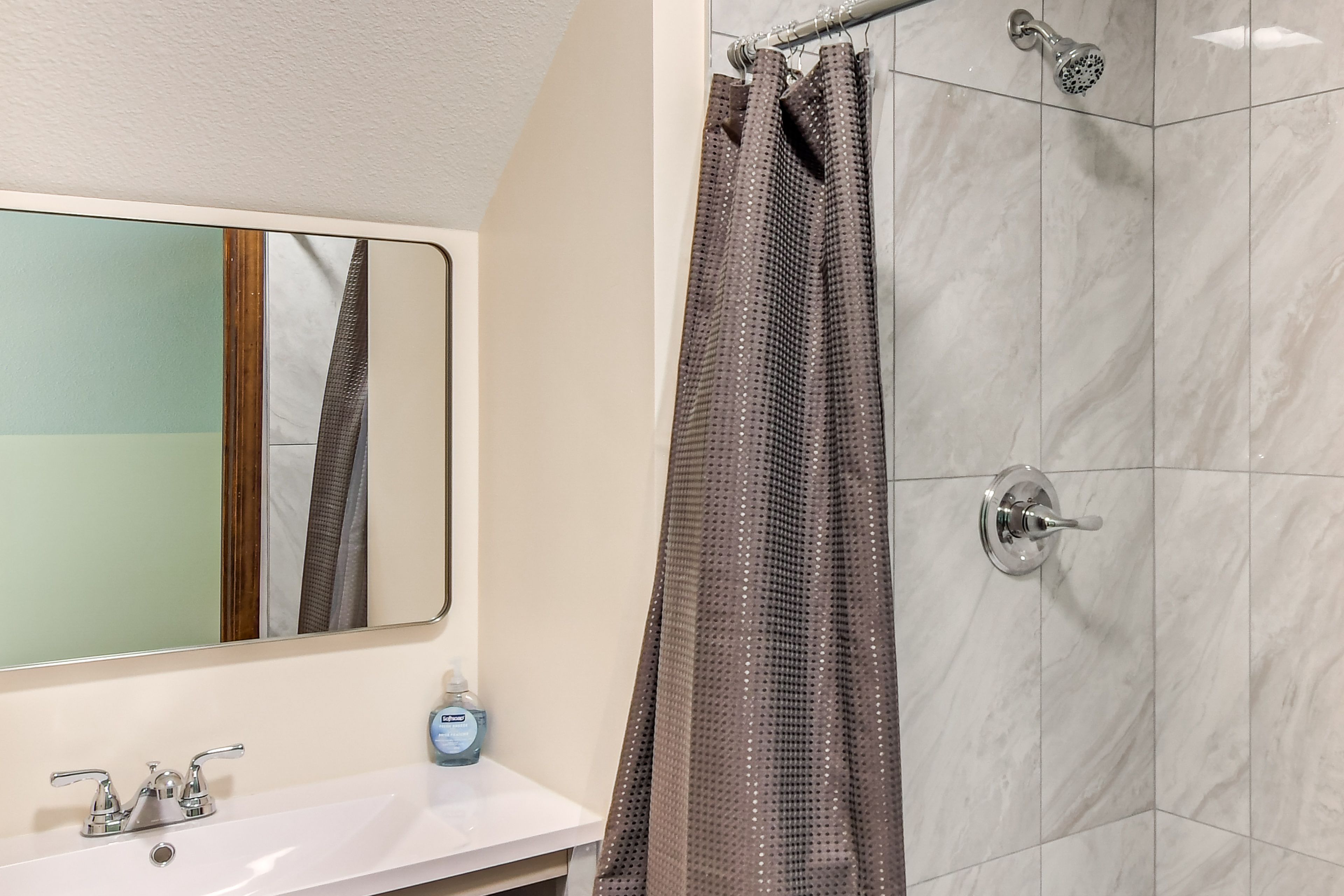 Full Bathroom | 2nd Floor