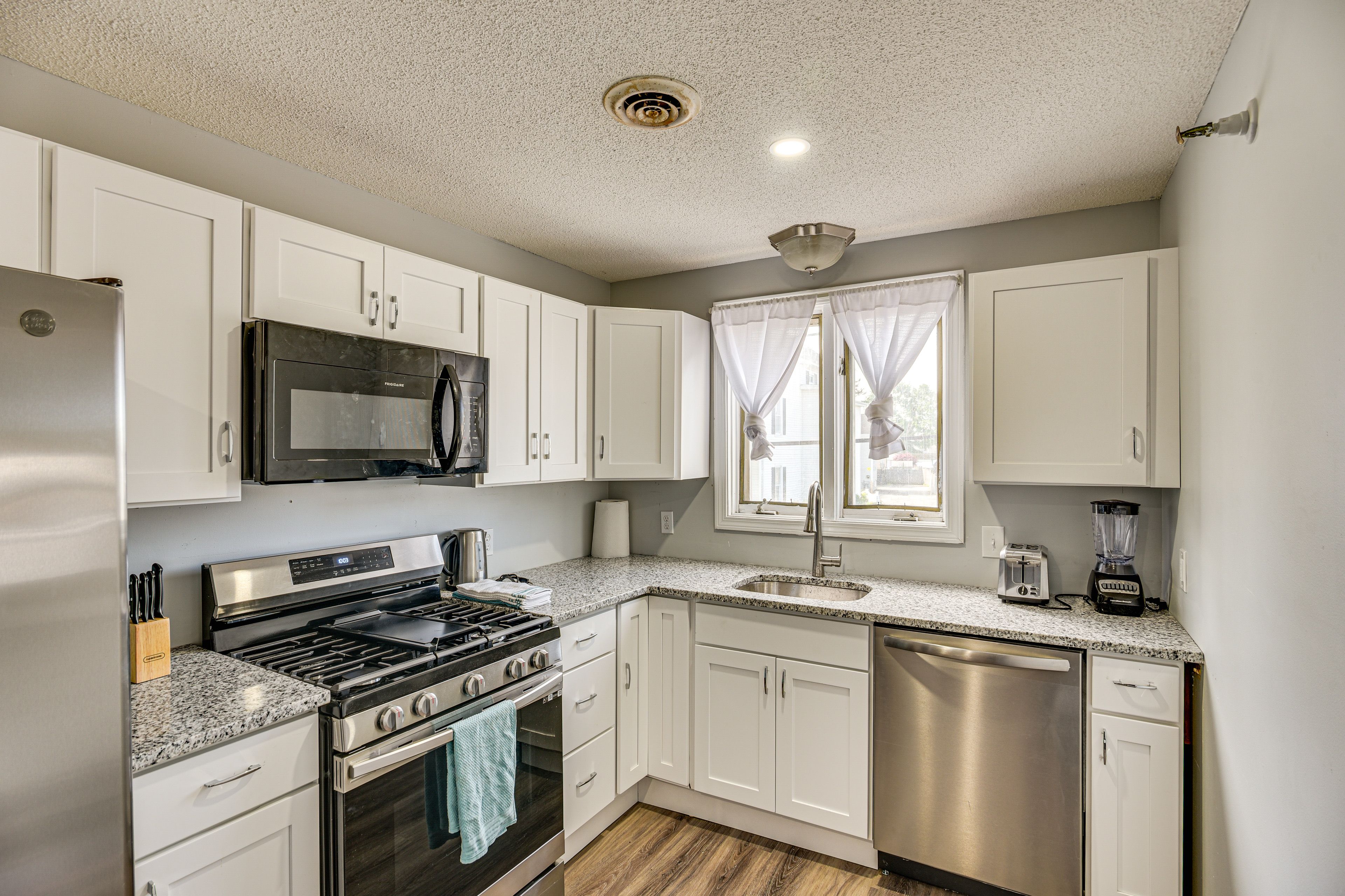 Kitchen | Cooking Basics | Dishwasher | Single-Story Apartment