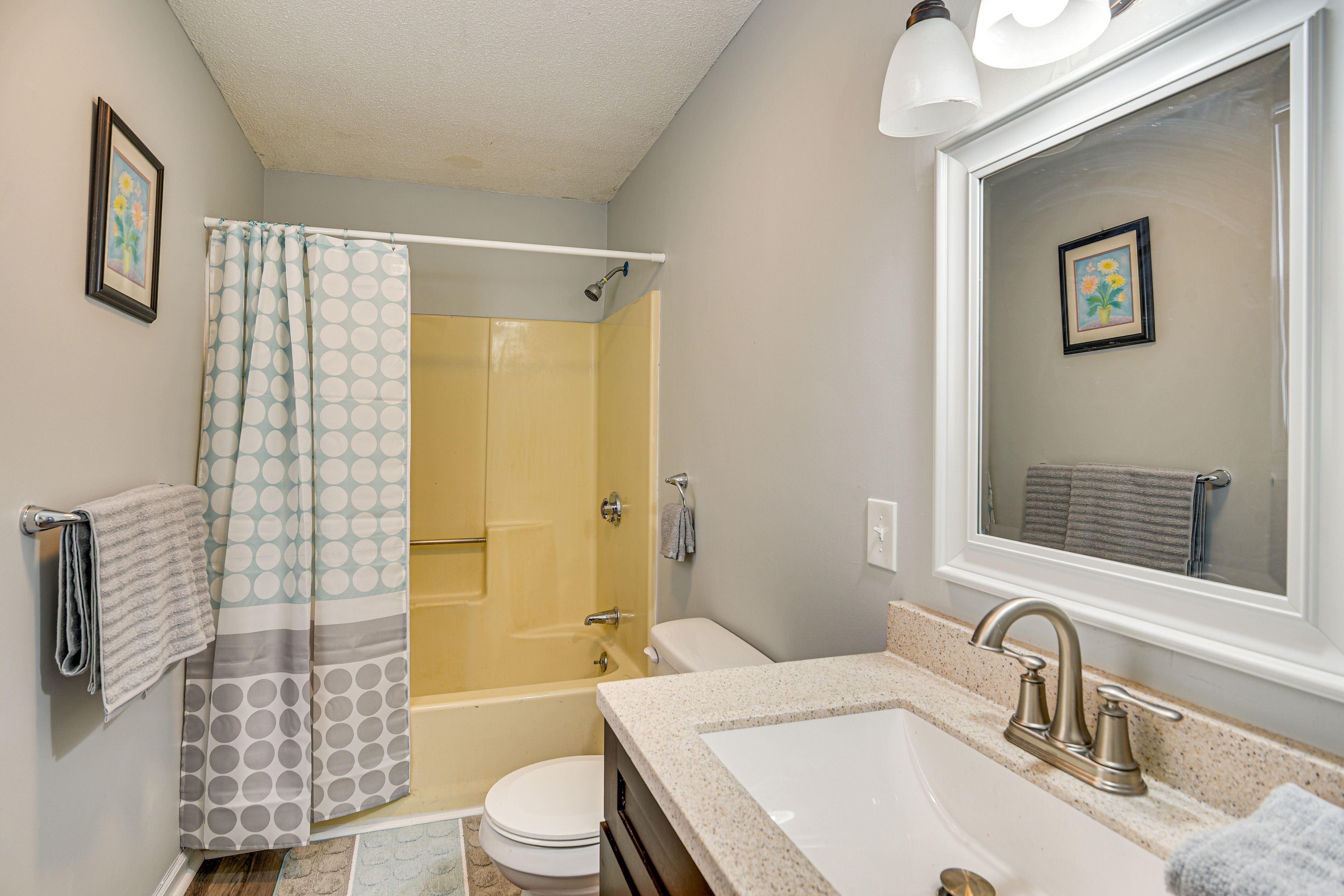 Full Bathroom | Towels Provided