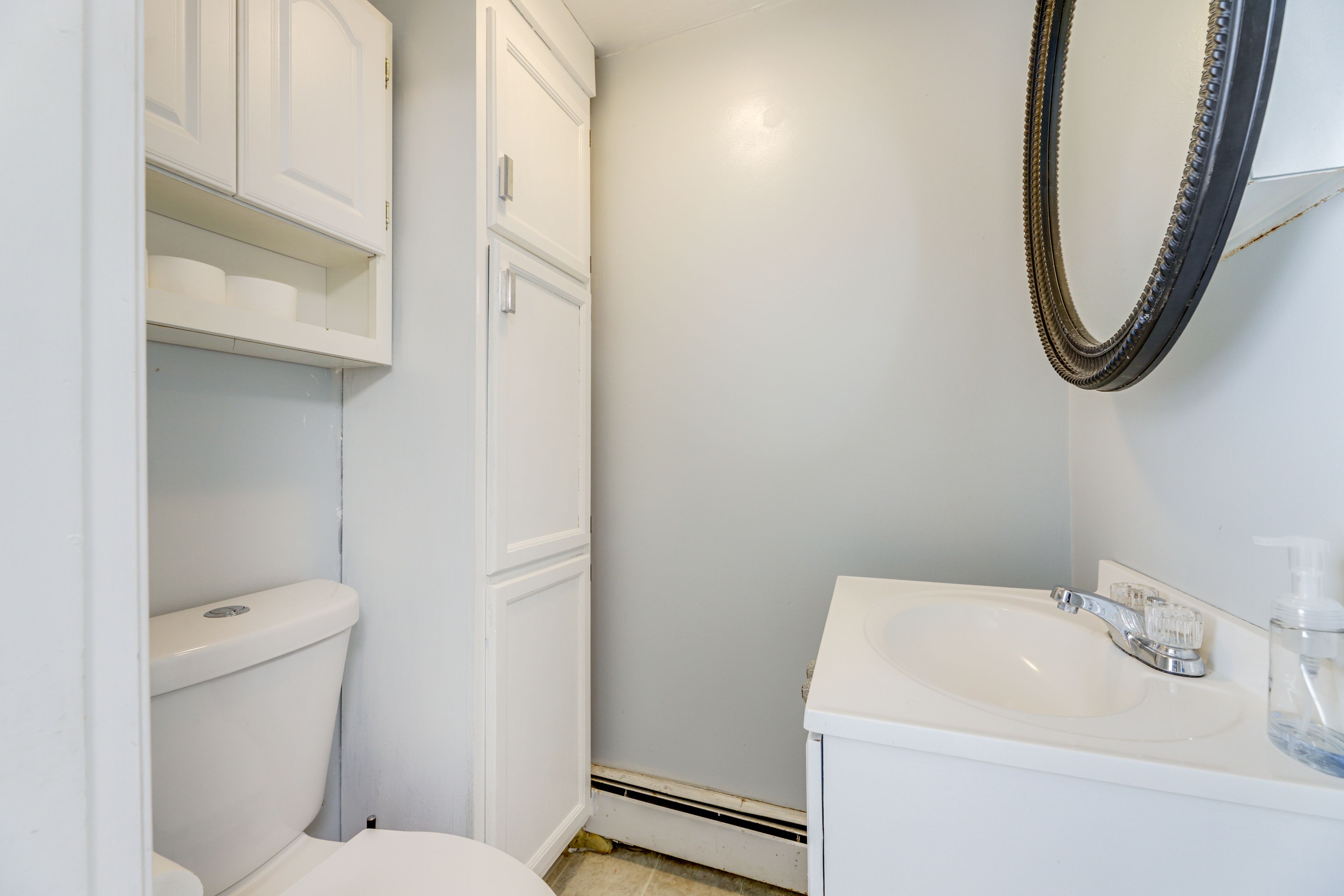 Half Bathroom | 1st Floor | Towels Provided