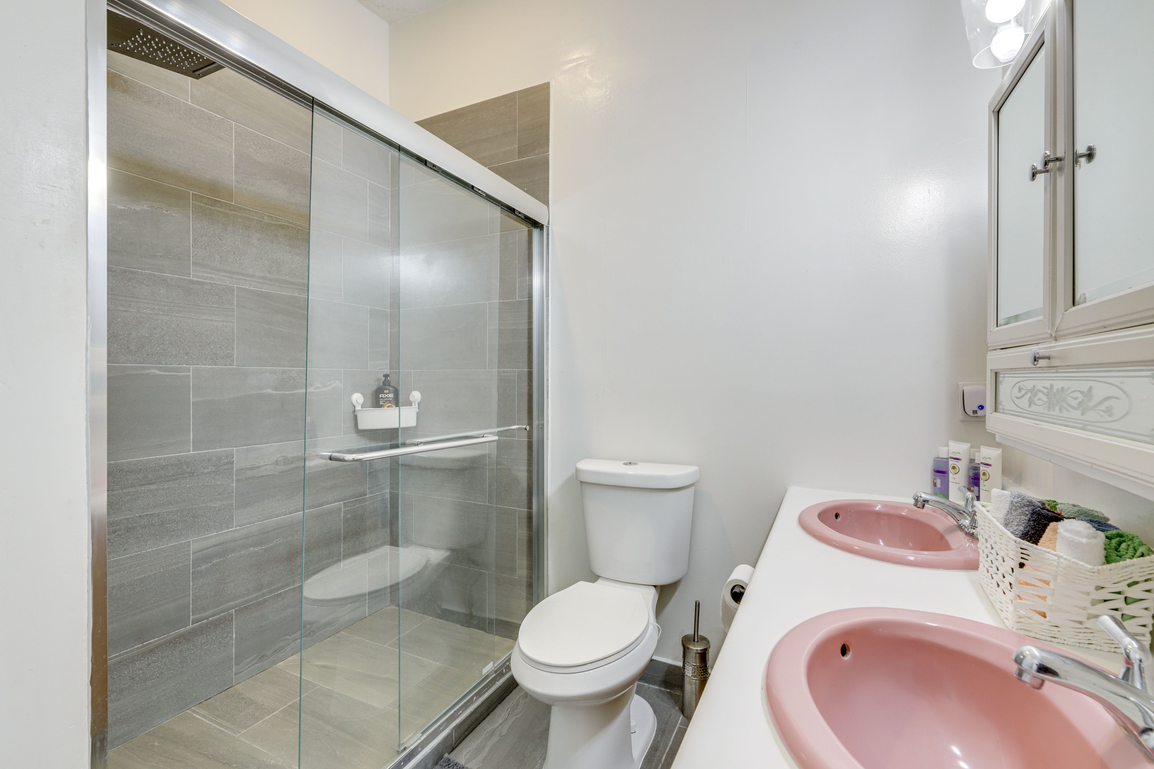 Full Bathroom | 2nd Floor | Complimentary Toiletries | Hair Dryer