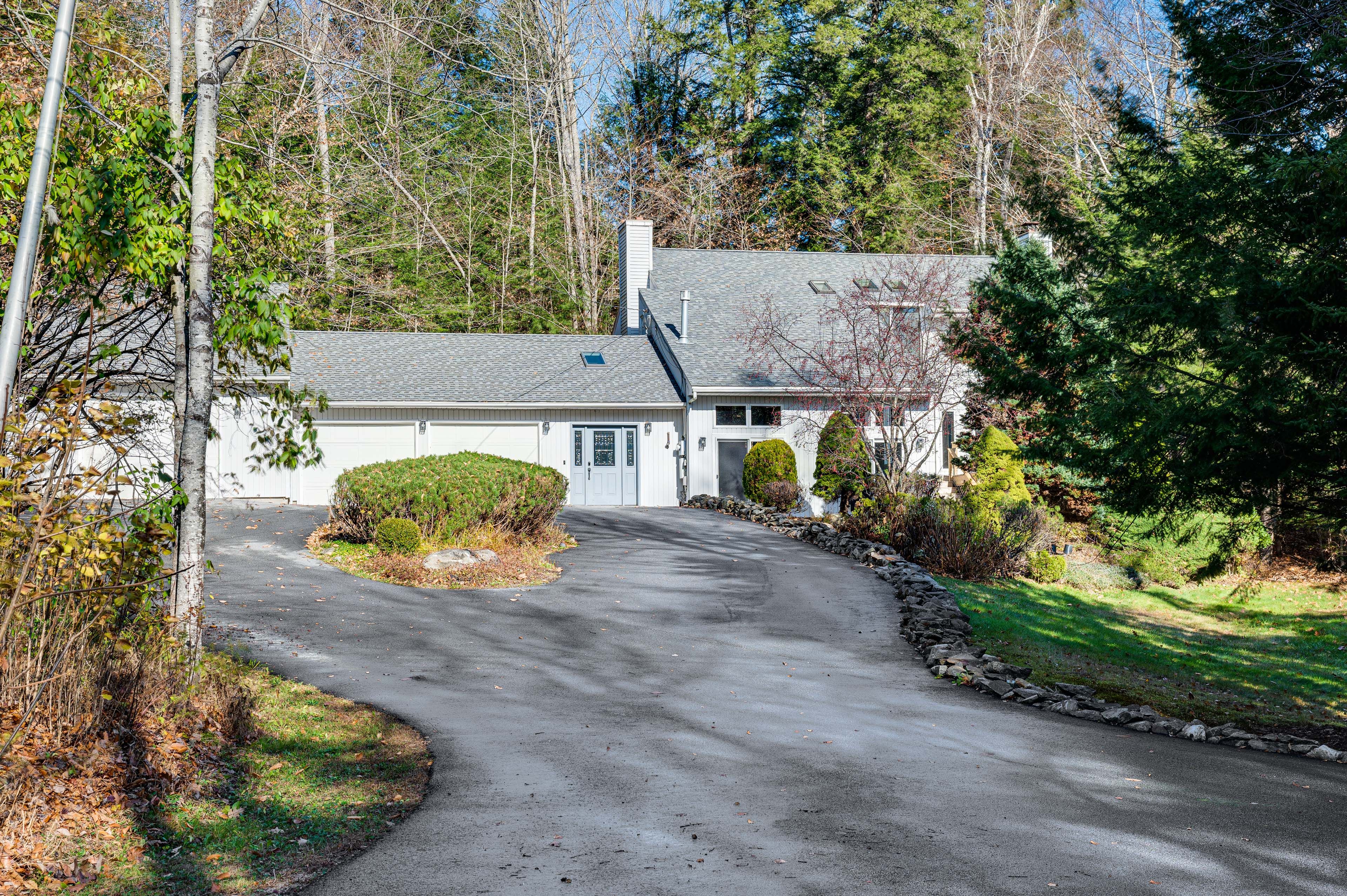 Parking | Garage (3 Vehicles) | Driveway (5 Vehicles) | RV/Trailers Allowed