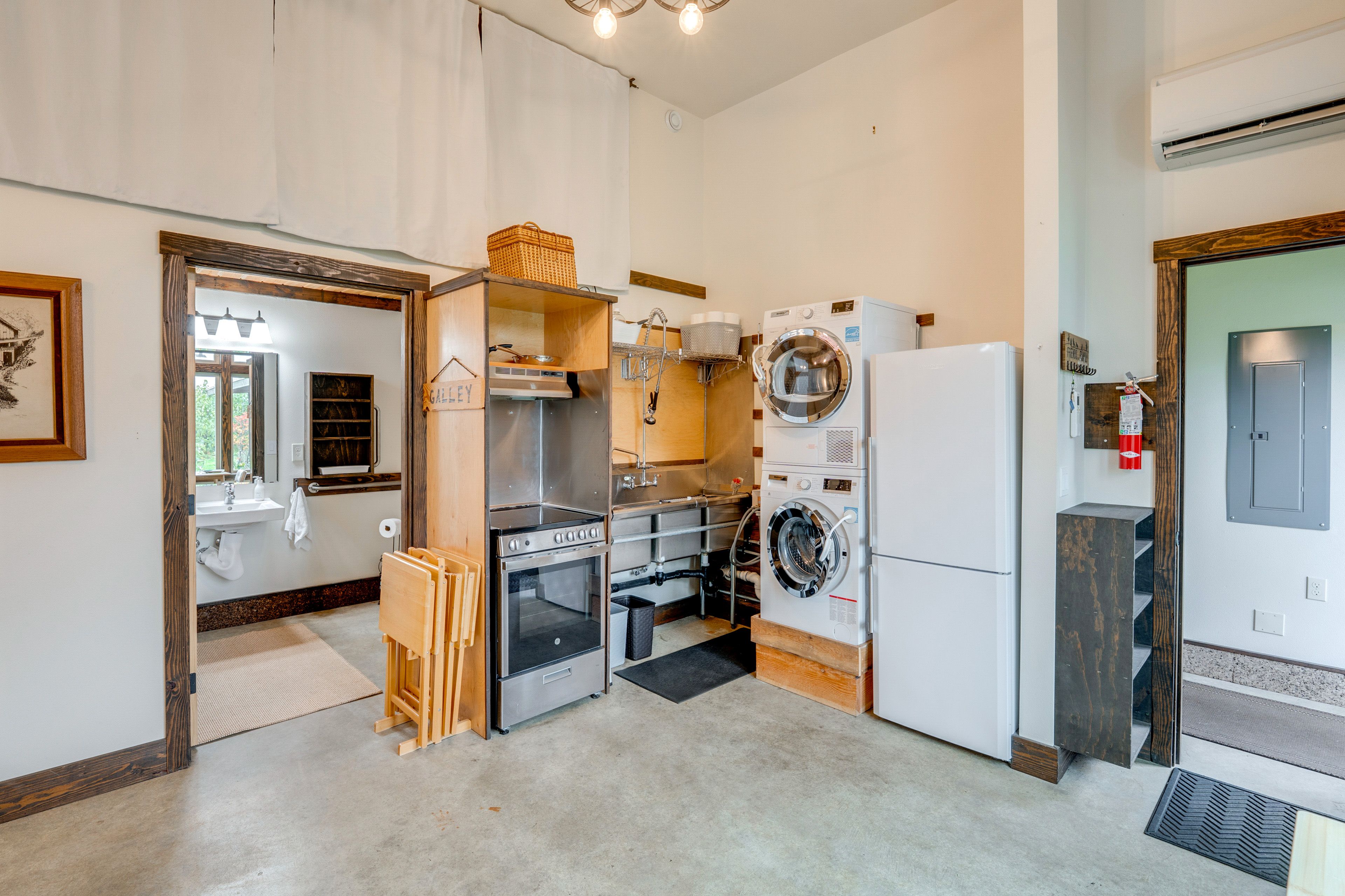 Kitchen | In-Unit Laundry | Slow Cooker | Toaster | Dishware & Flatware