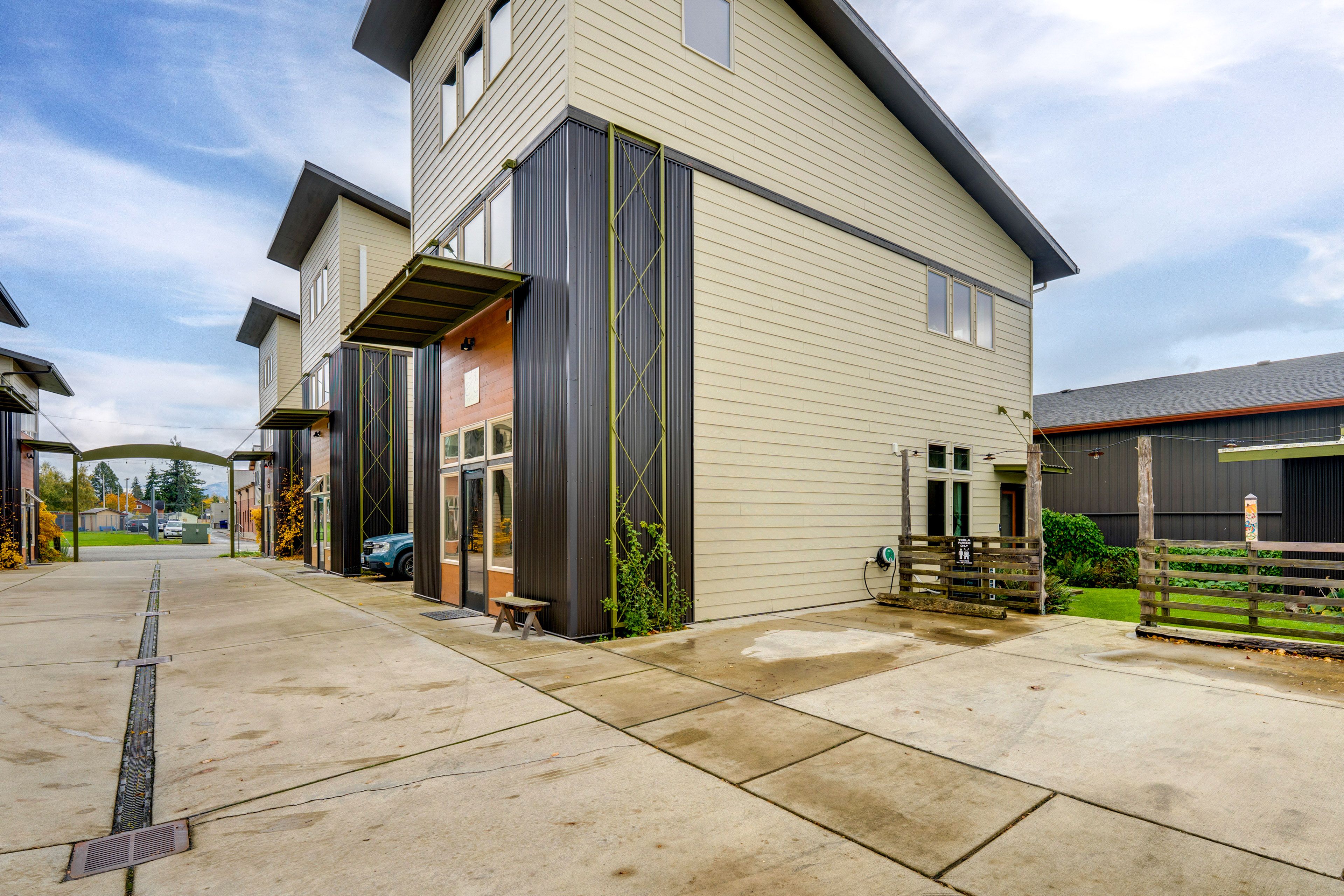 Parking | Driveway (1 Vehicle) | Street Parking