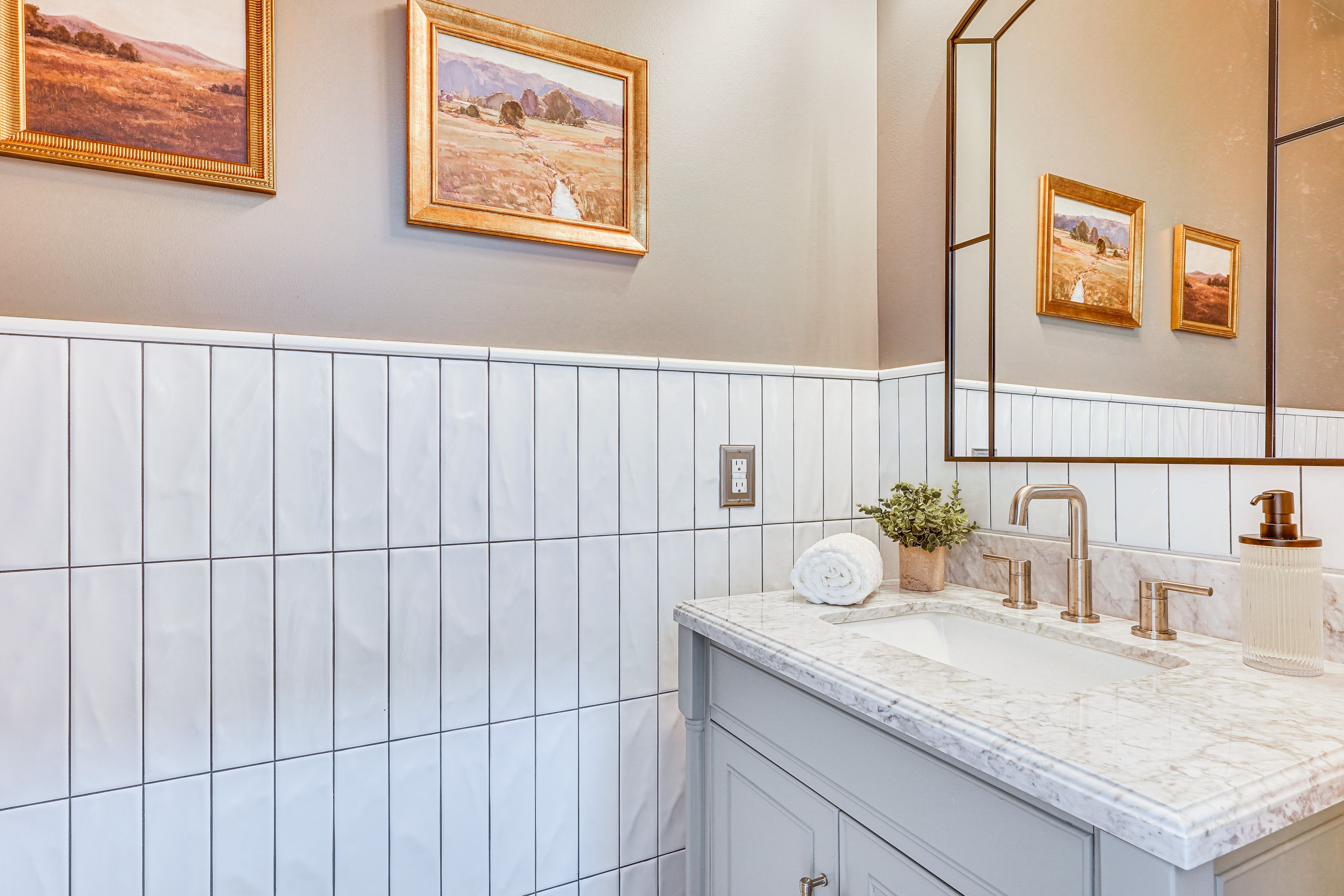 Half Bathroom | 1st Floor | Towels Provided
