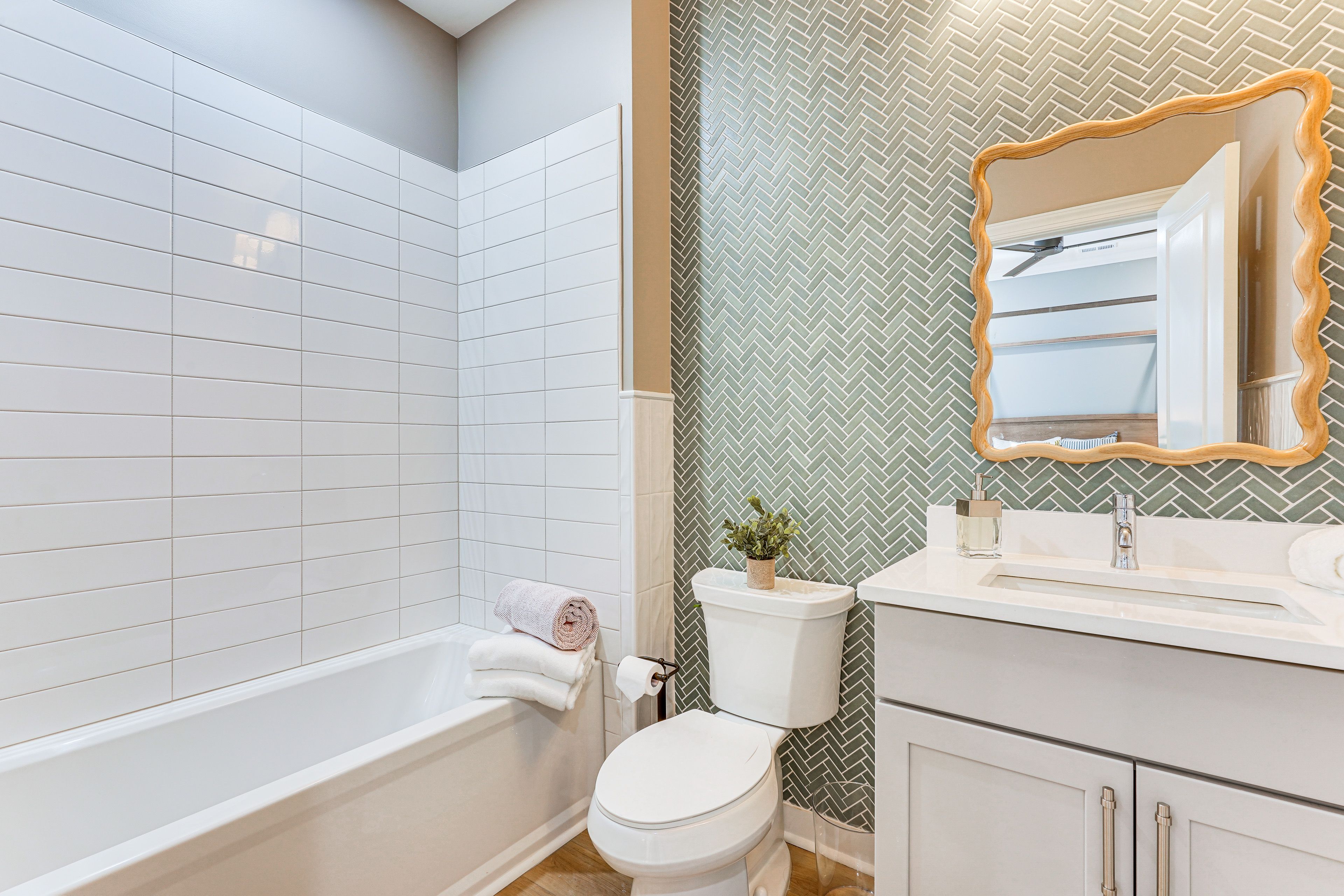 Full Bathroom | 2nd Floor | Towels Provided