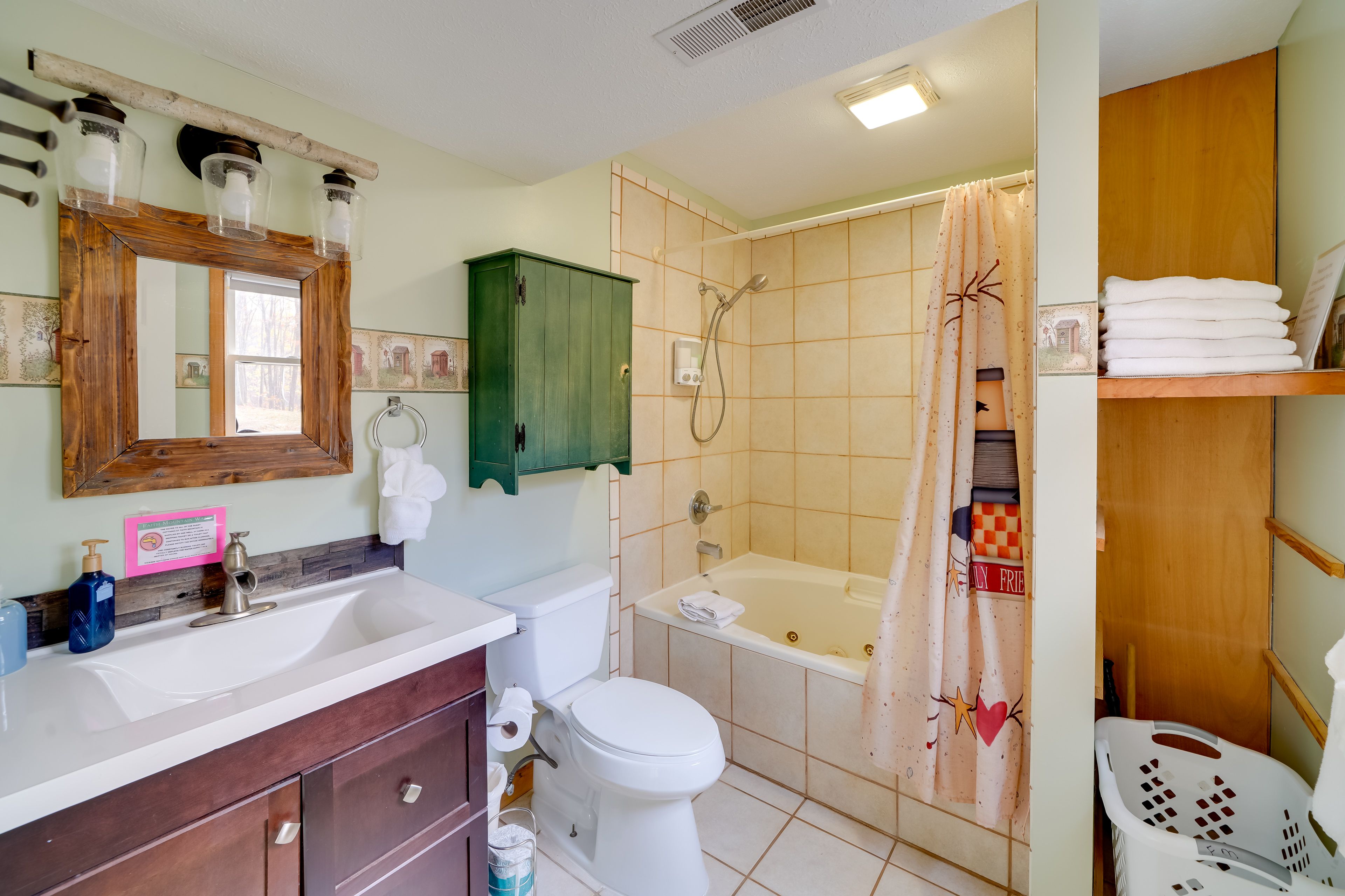 Full Bathroom | 1st Floor | Complimentary Toiletries