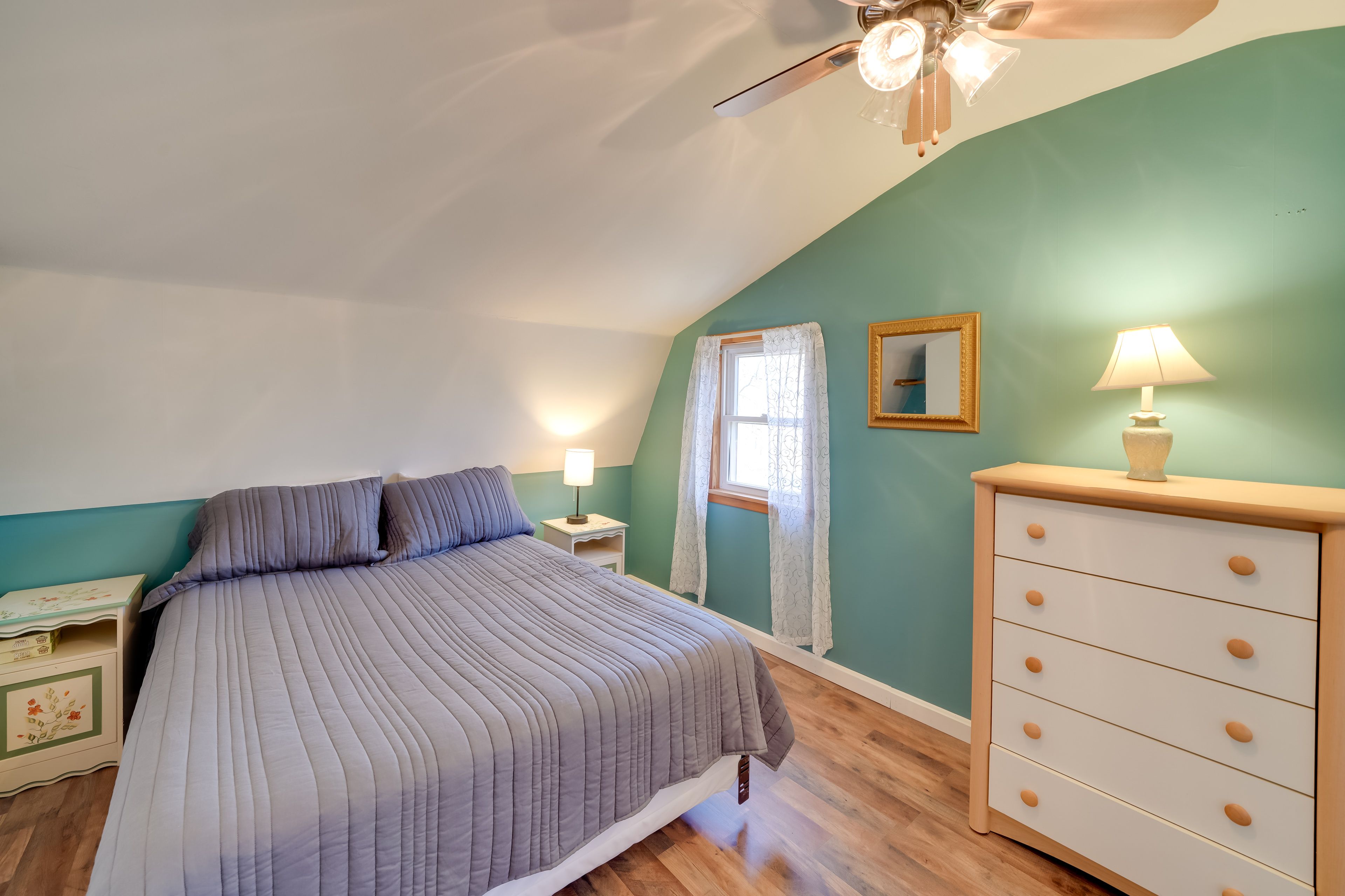 Bedroom 2 | Queen Bed | Twin Bed | 2nd Floor