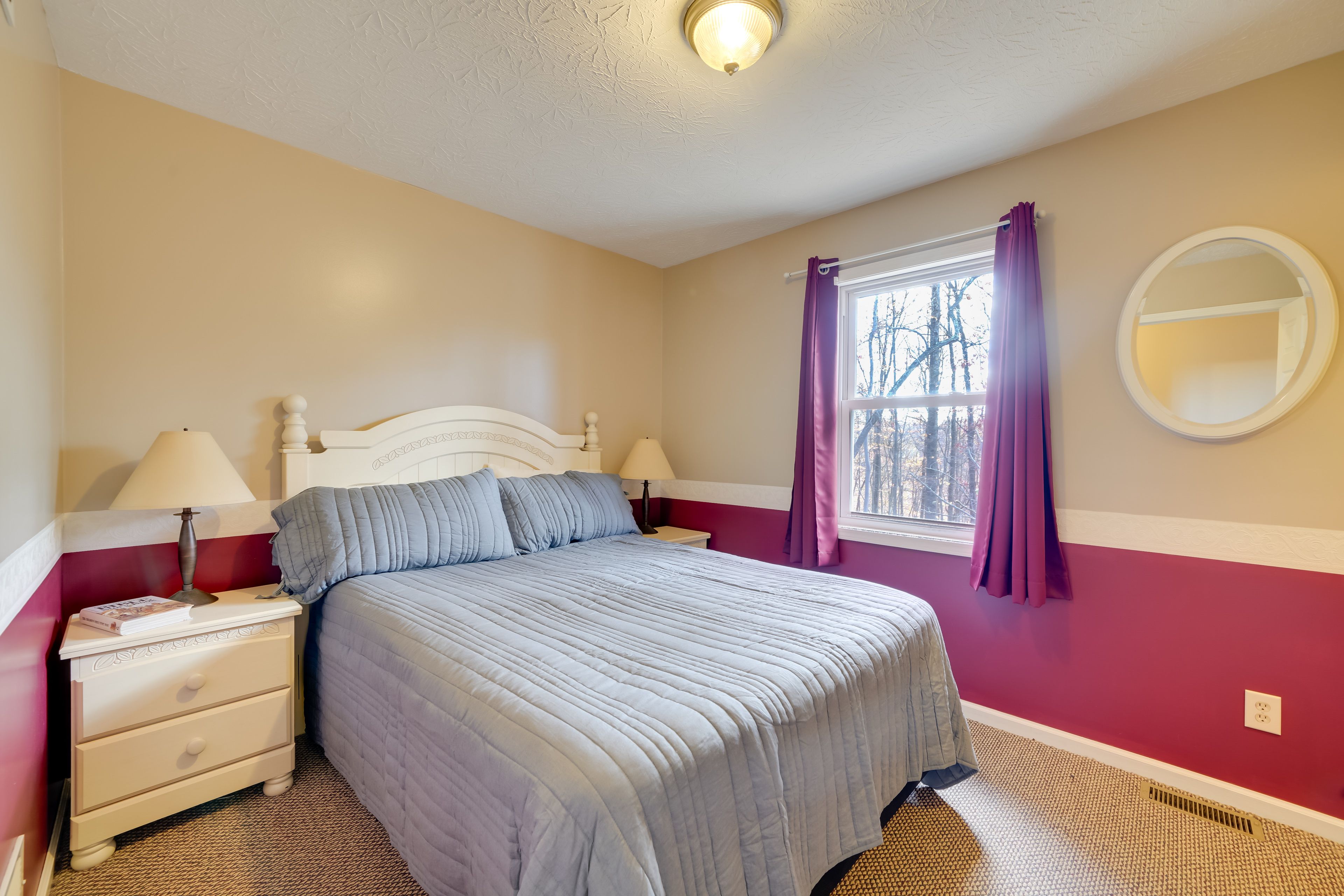 Bedroom 1 | Queen Bed | Main Floor