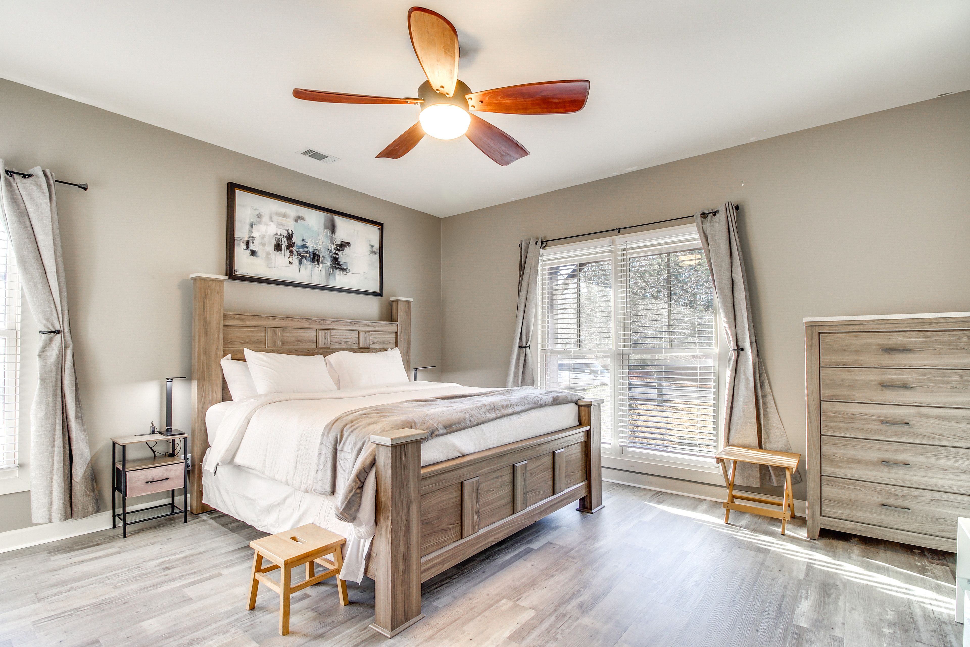 Bedroom 1 | King Bed | Smart TV | 1st Floor