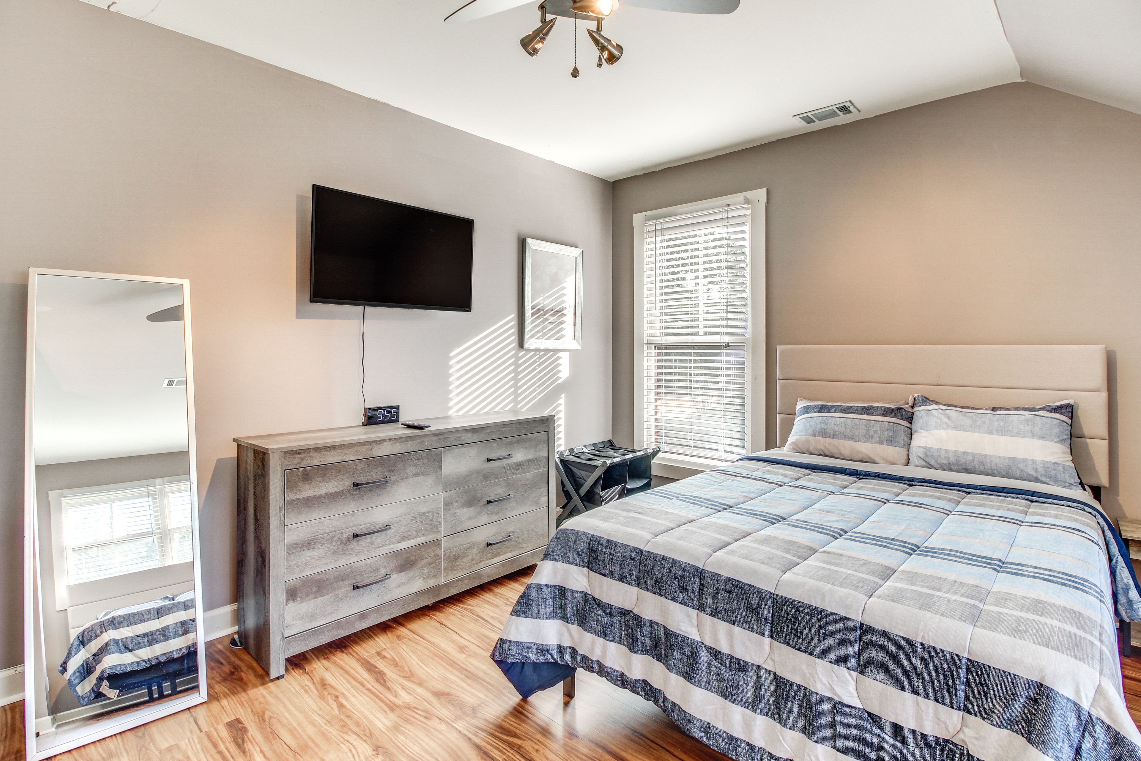 Bedroom 3 | 2 Full Beds | Smart TV | 2nd Floor
