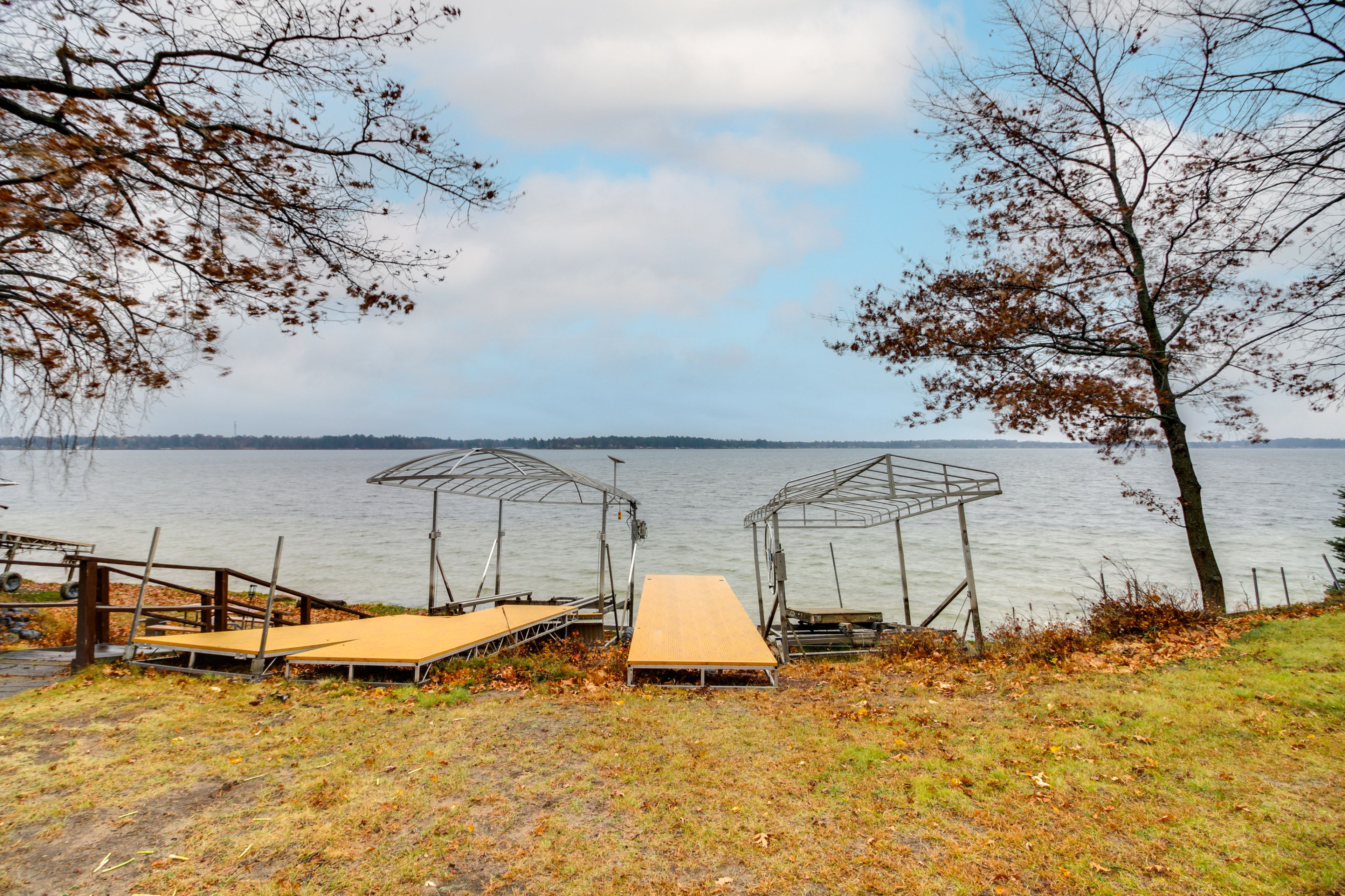 Private Beach Access | Seasonal Boat Dock | 2 Picnic Tables | Gas Grill