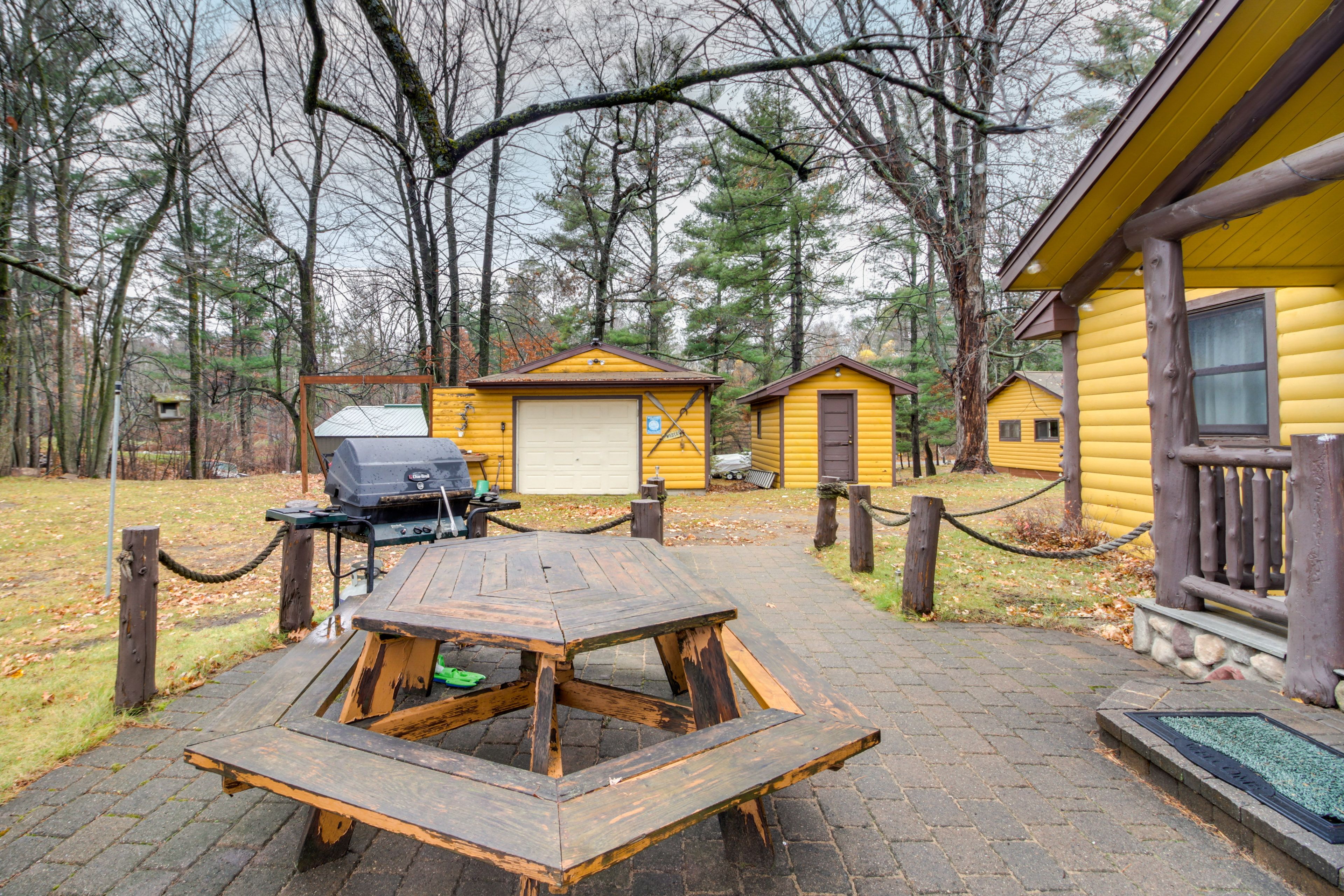 Patio | Gas Grill | Picnic Table