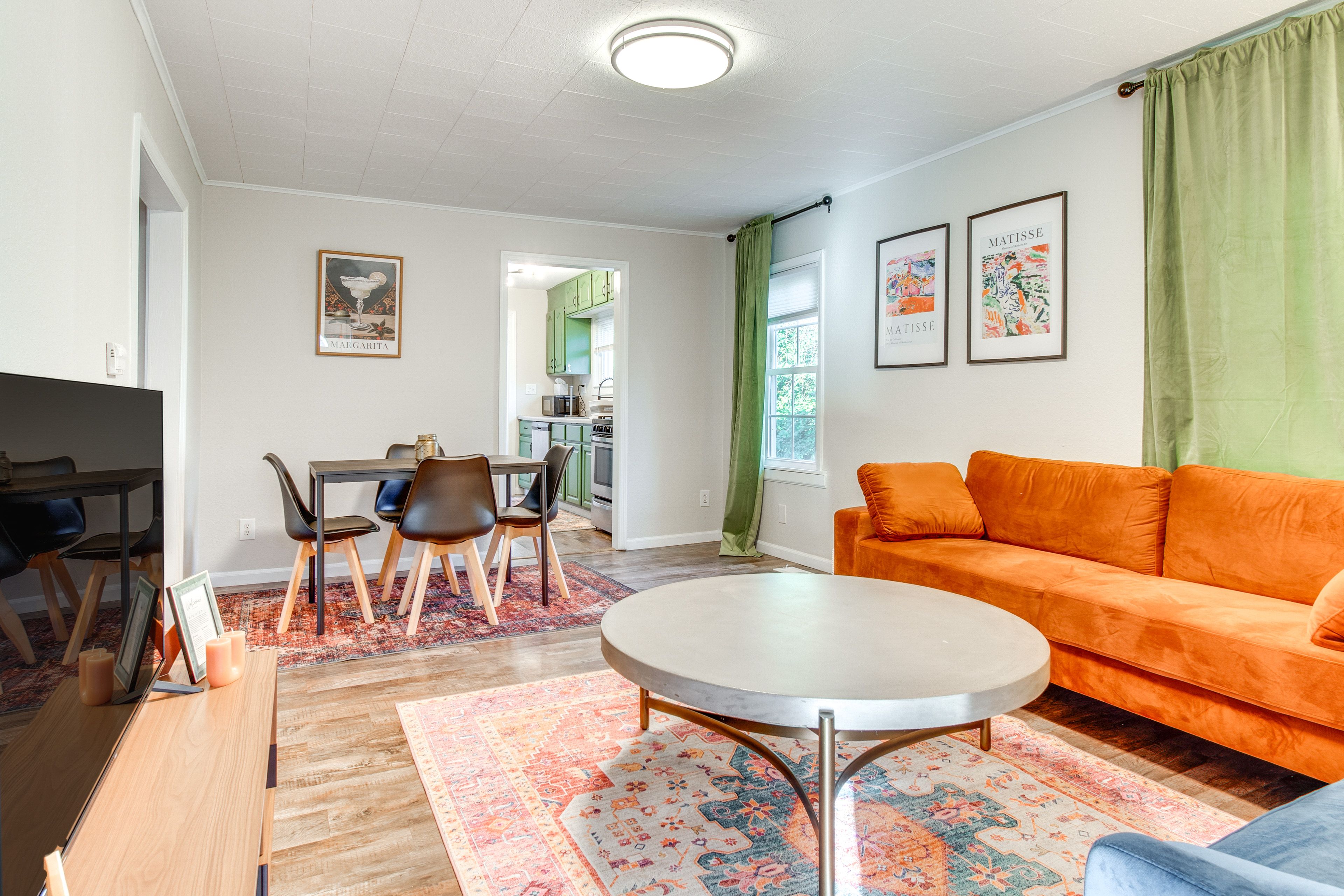 Living Room | Flat-Screen TV w/ Cable | Central Heating & A/C | Free WiFi