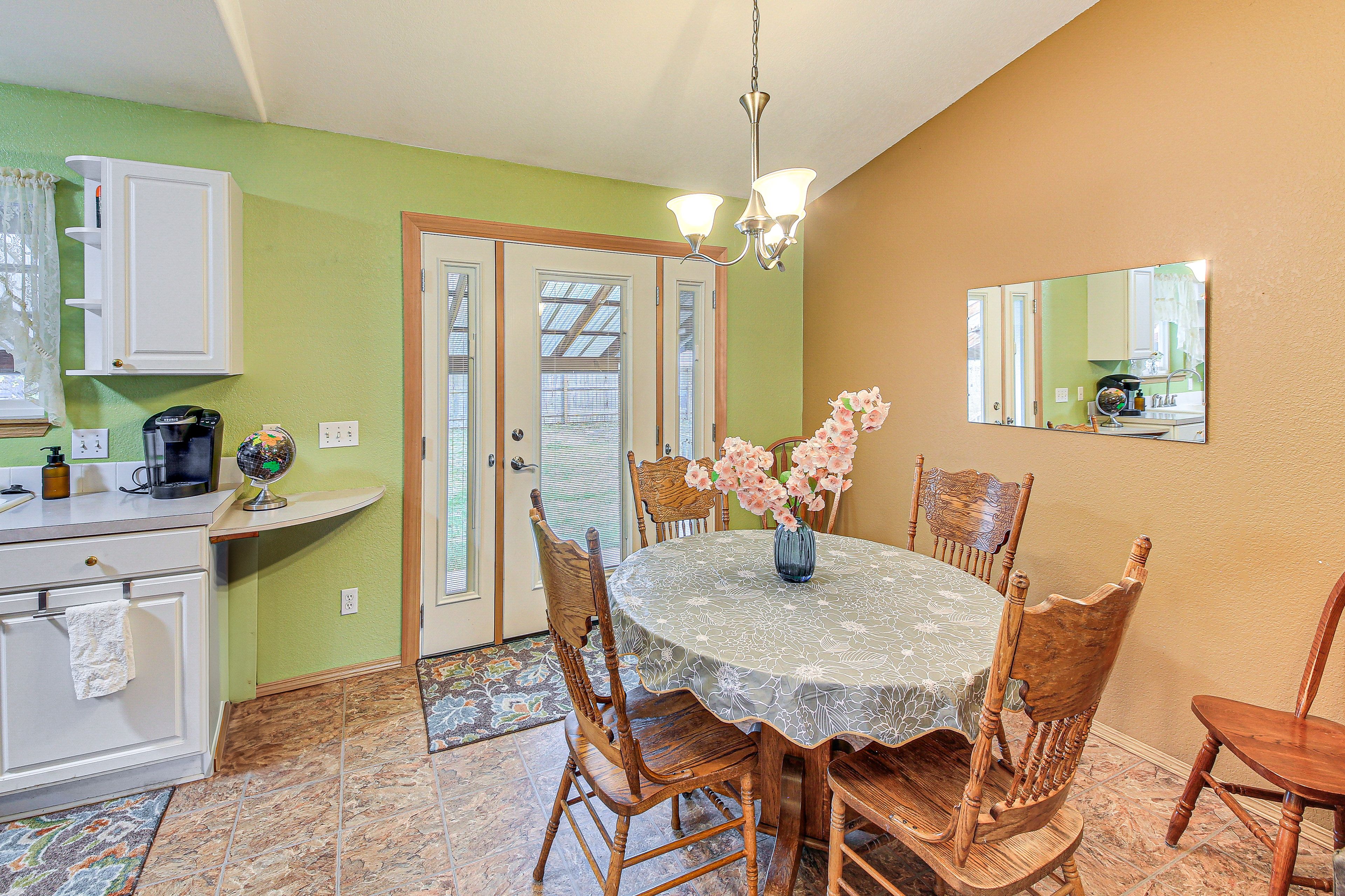 Dining Area | Dishware & Flatware Provided