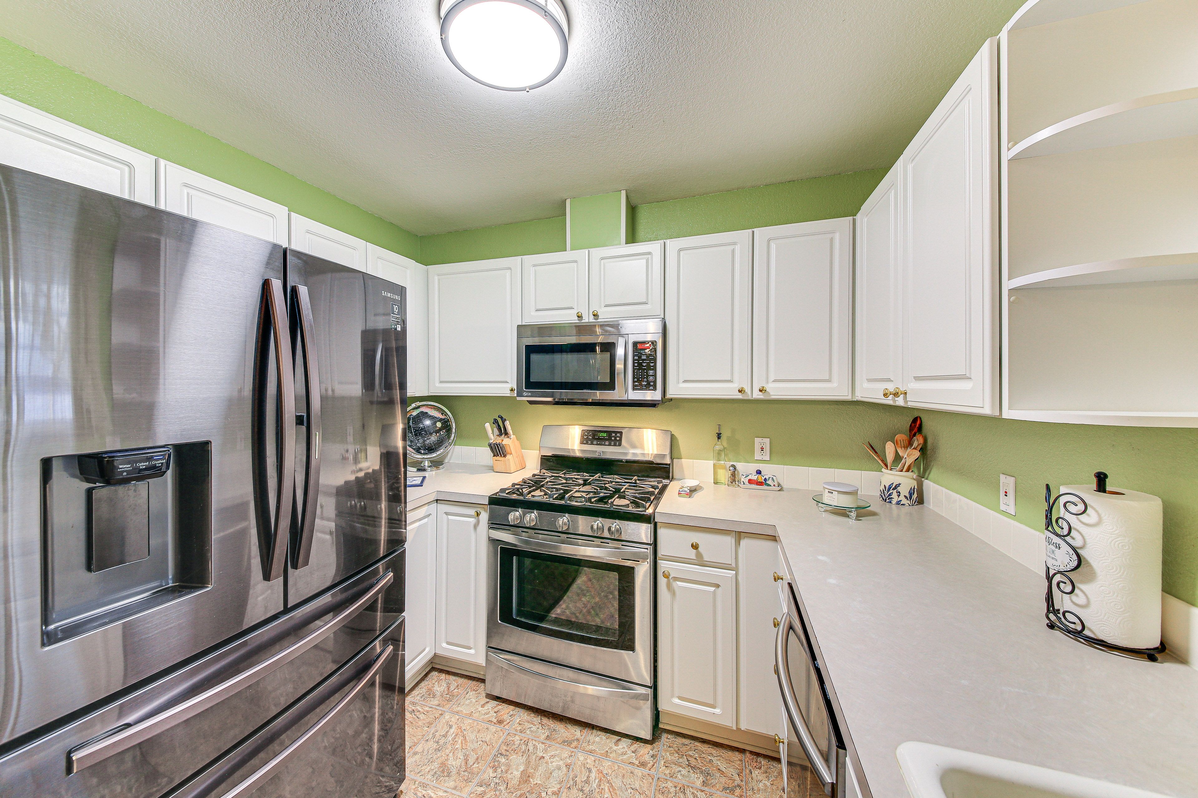 Kitchen | Keurig Coffee Maker | Toaster | Blender | Cooking Basics