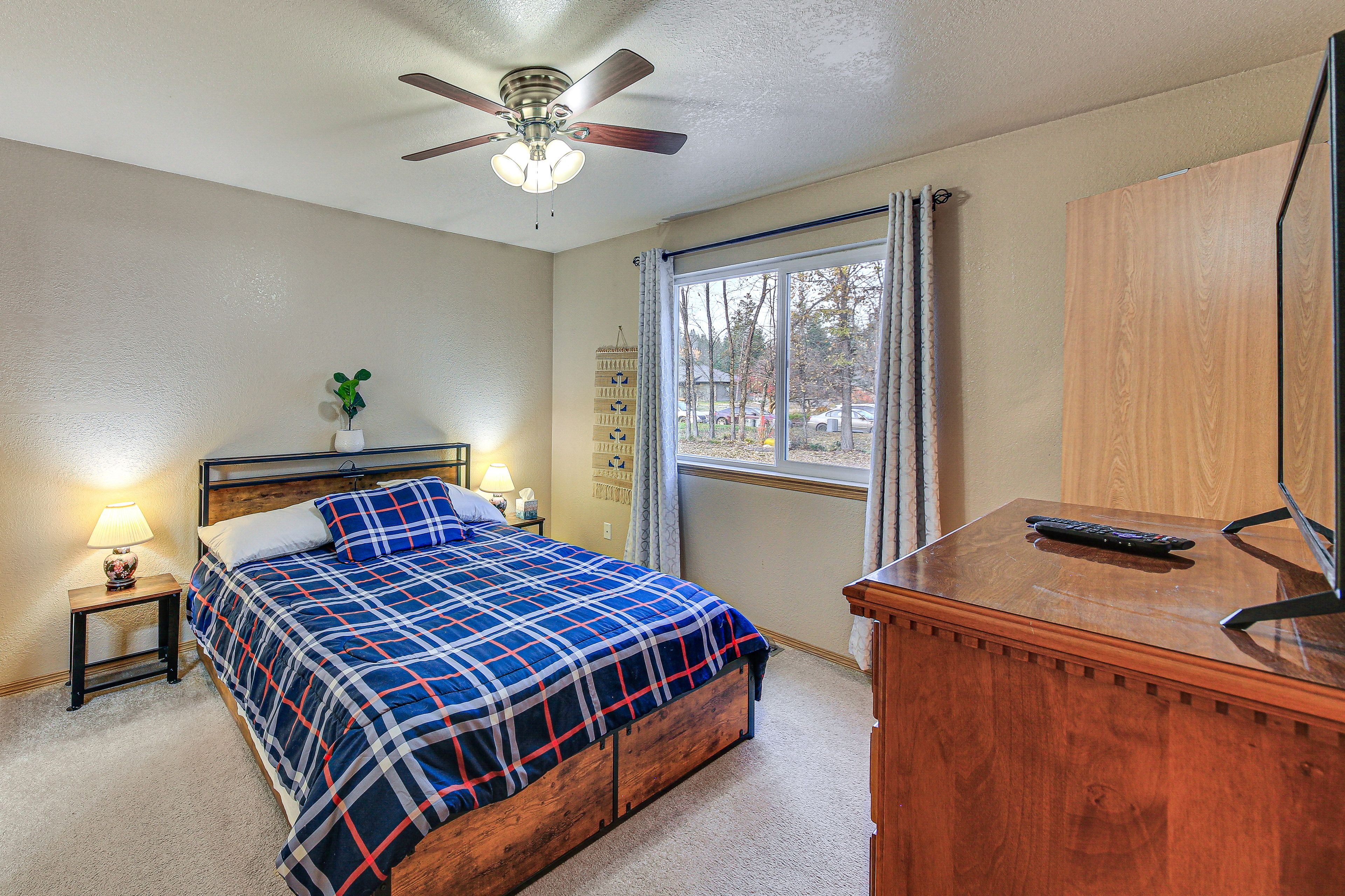Bedroom 1 | Queen Bed | Smart TV | Walk-In Closet | Linens Provided
