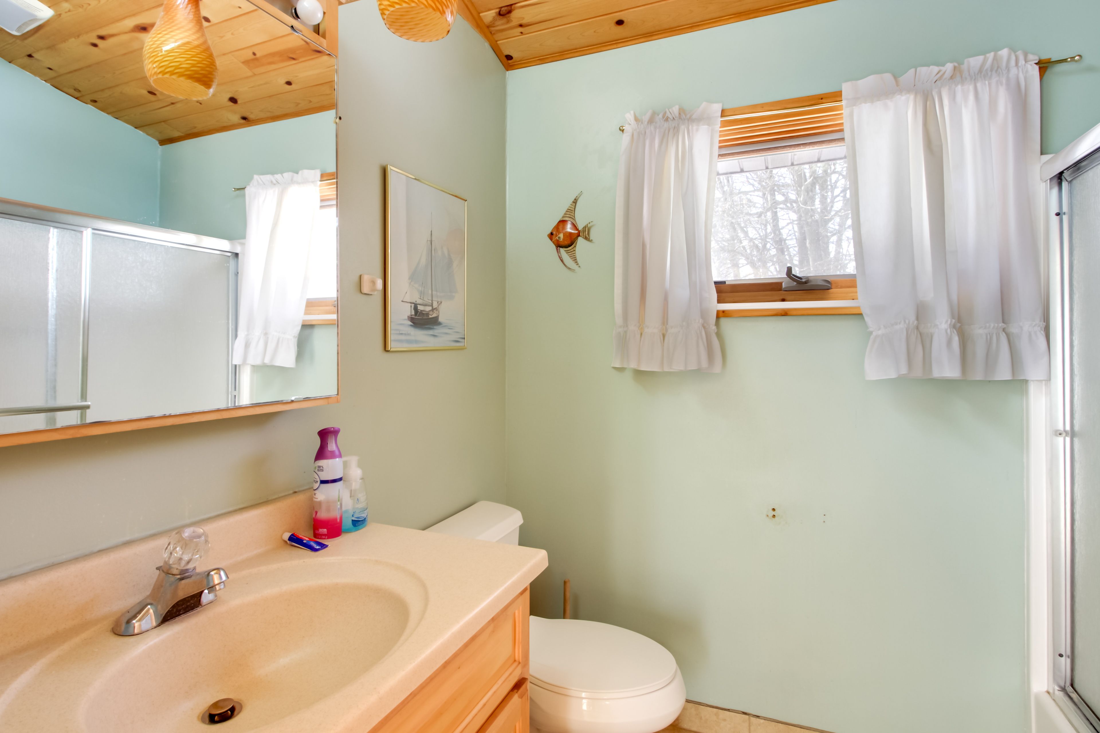 Full Bathroom | Towels Provided
