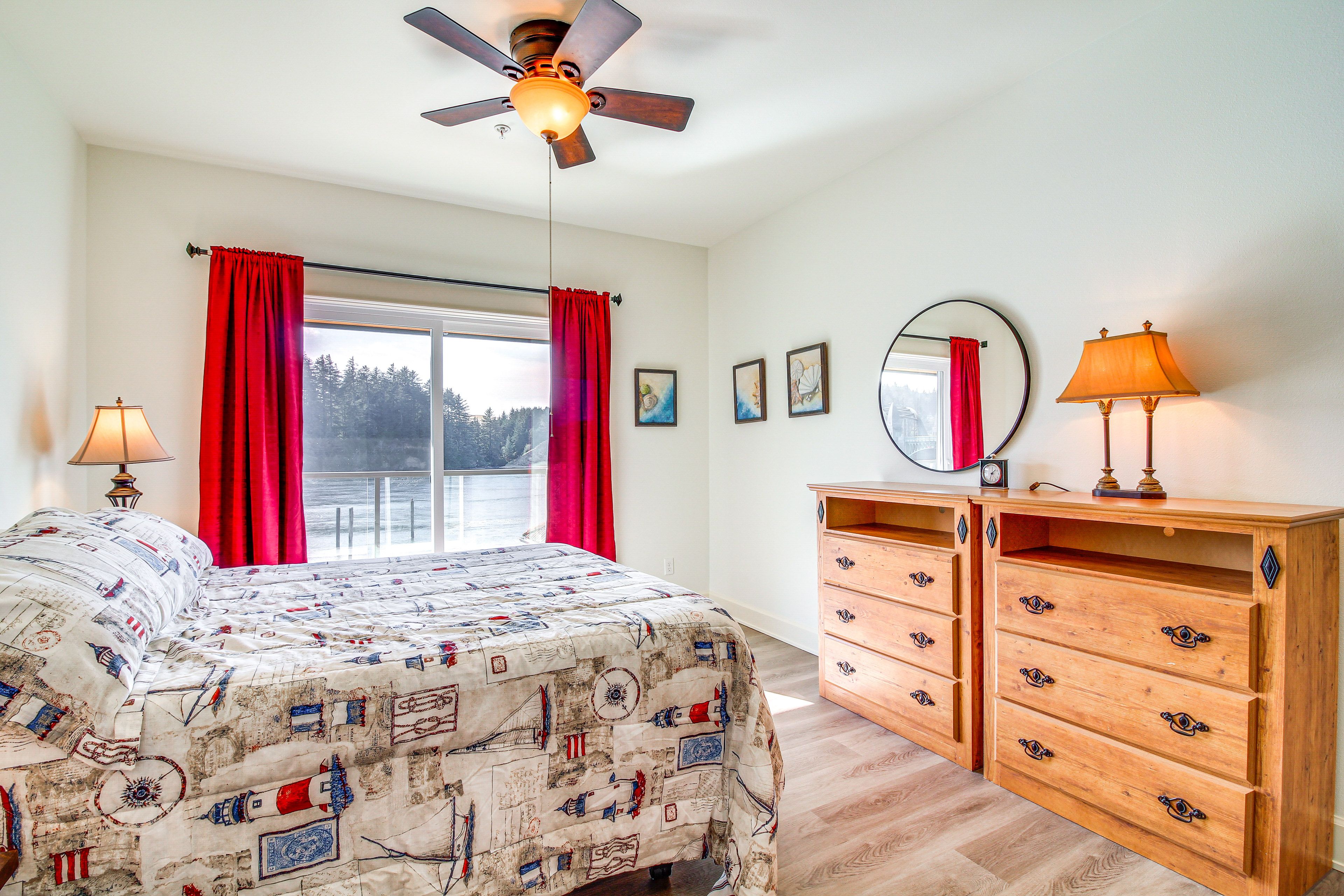 Bedroom 1 | Queen Bed | River View | Linens Provided