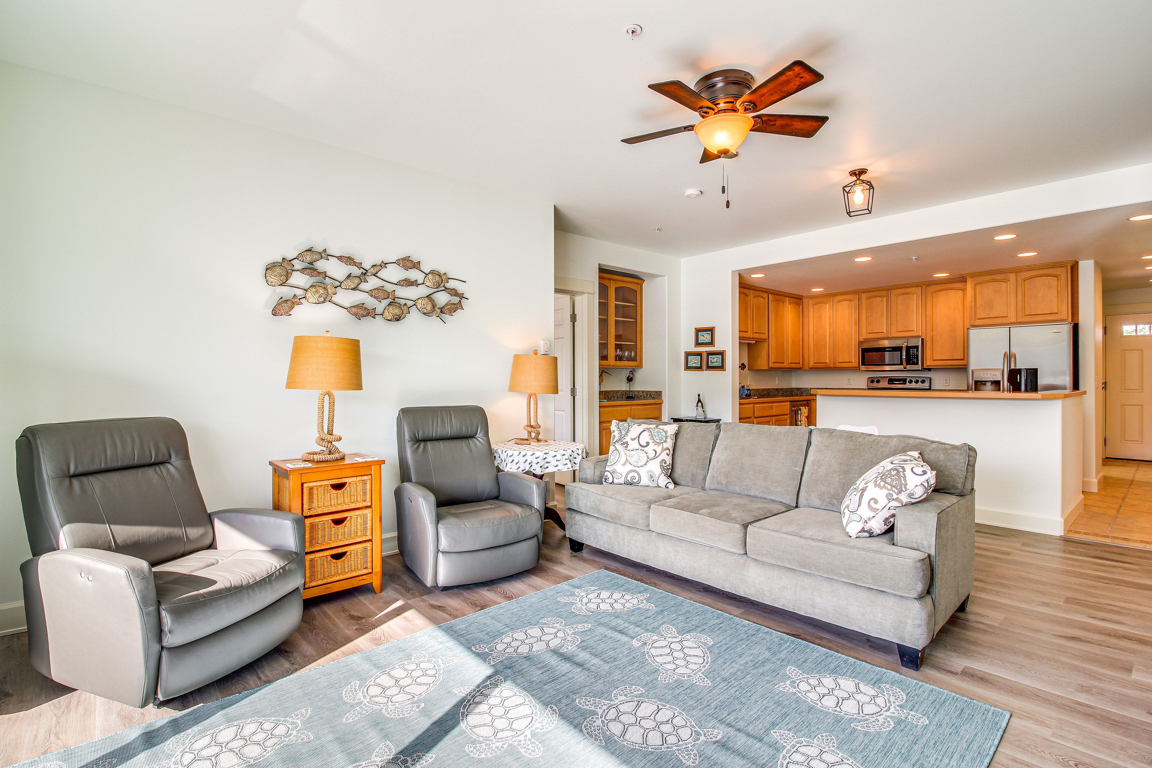 Living Room | Flat-Screen TV w/ Cable | Electric Heating | Electric Fireplace