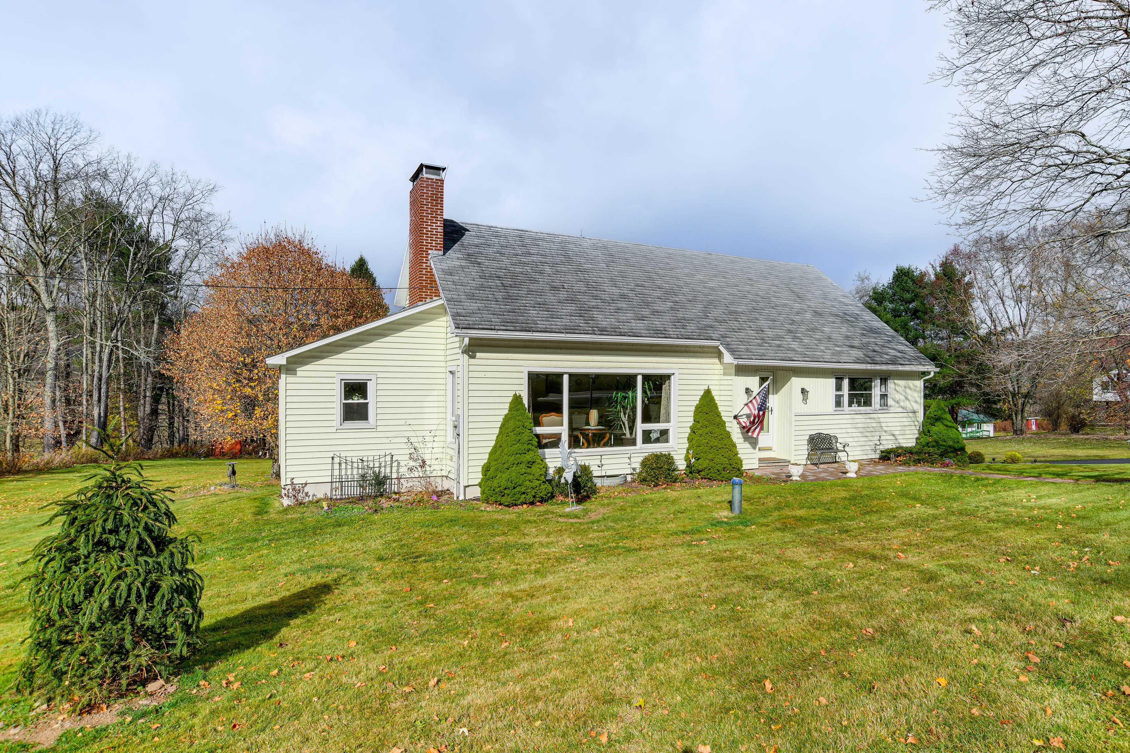 Home Exterior | Parking | Driveway (3 Vehicles)