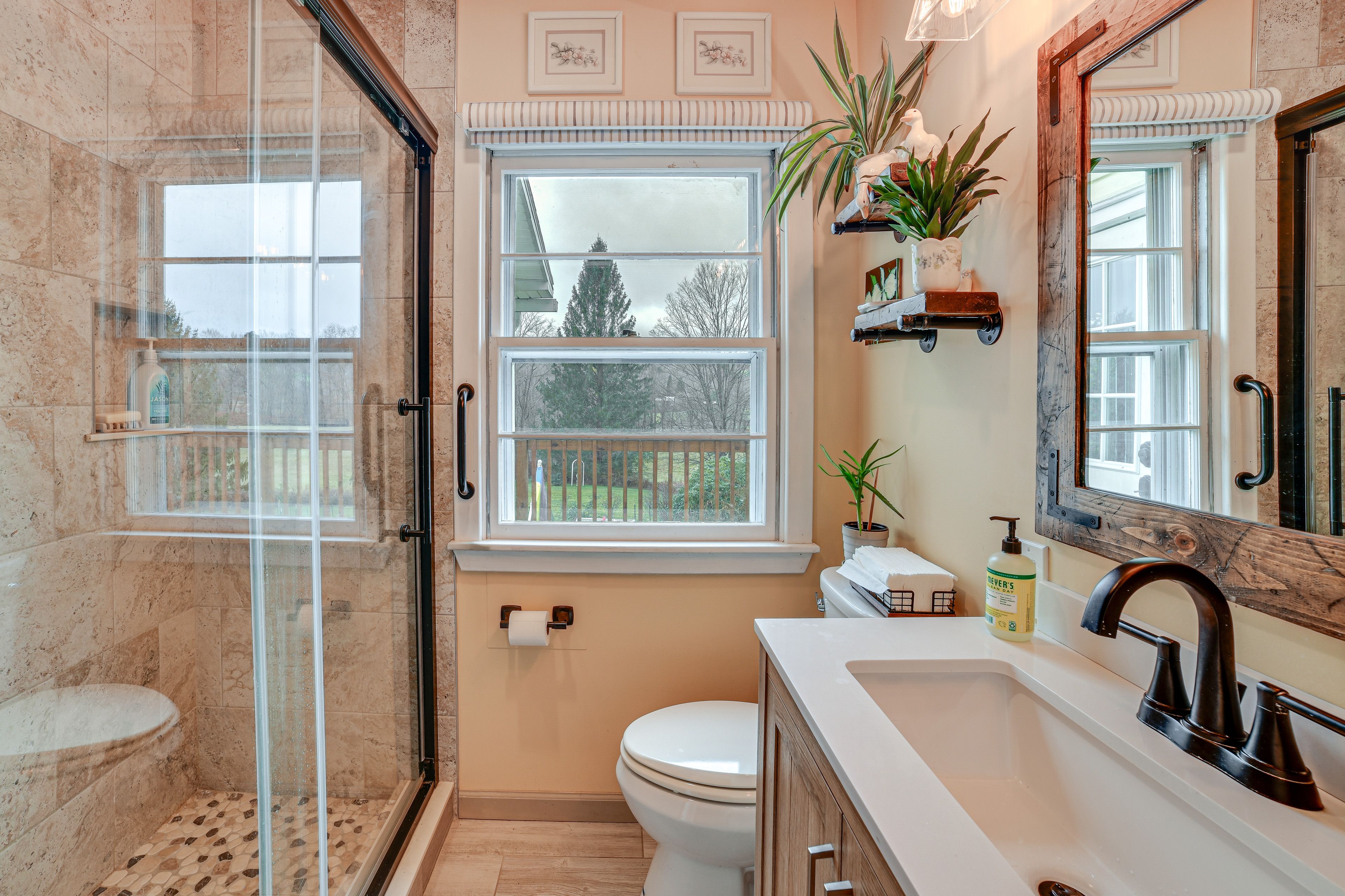 Full Bathroom | 1st Floor | Towels Provided