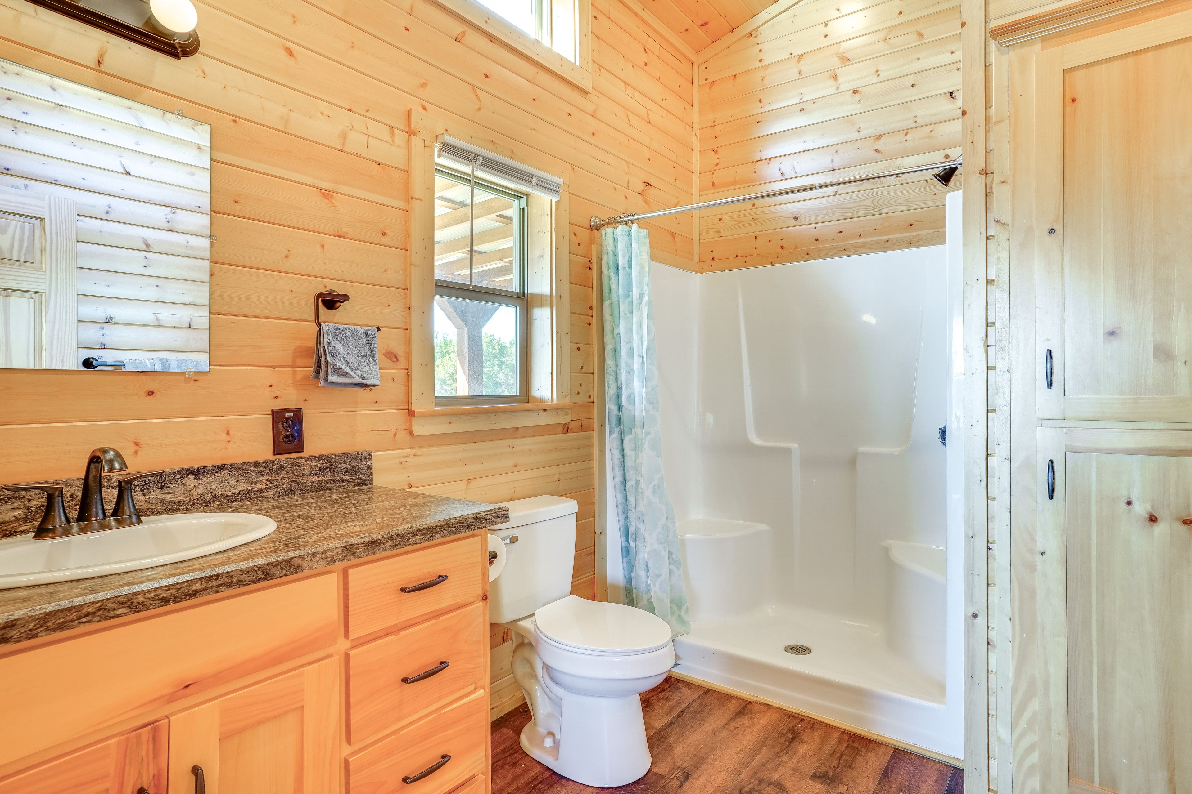 Full Bathroom | Towels Provided
