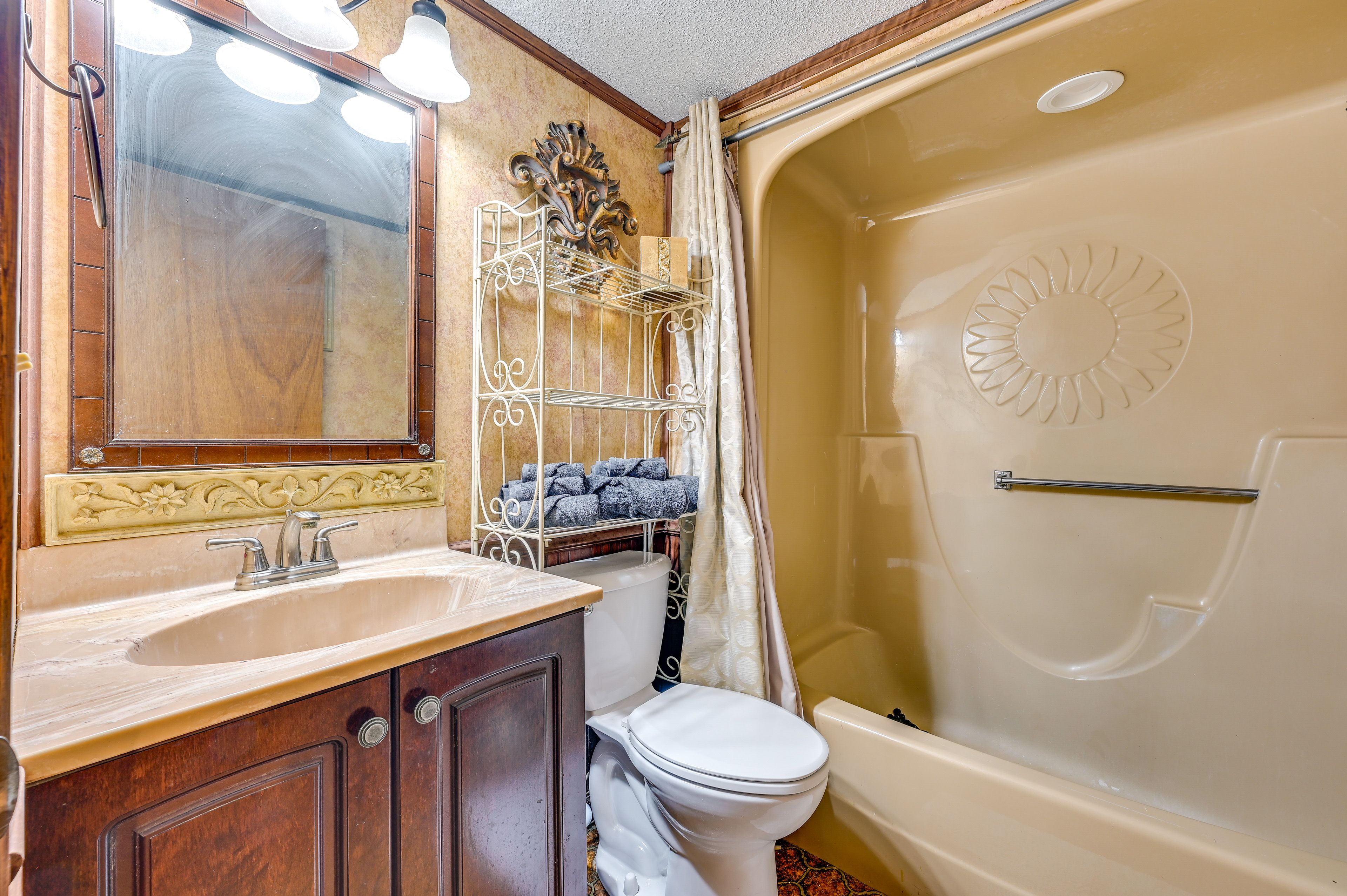 Full Bathroom | 1st Floor | Towels Provided