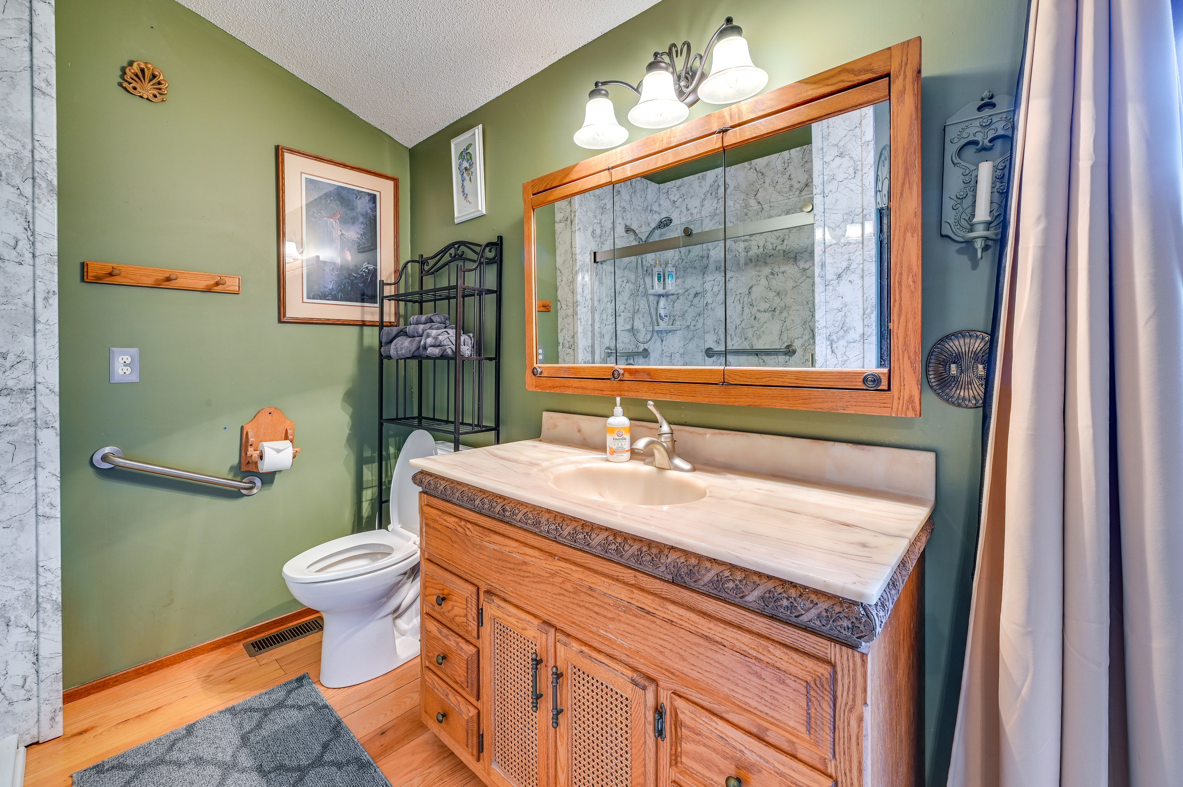 Full Bathroom | 2nd Floor | Towels Provided