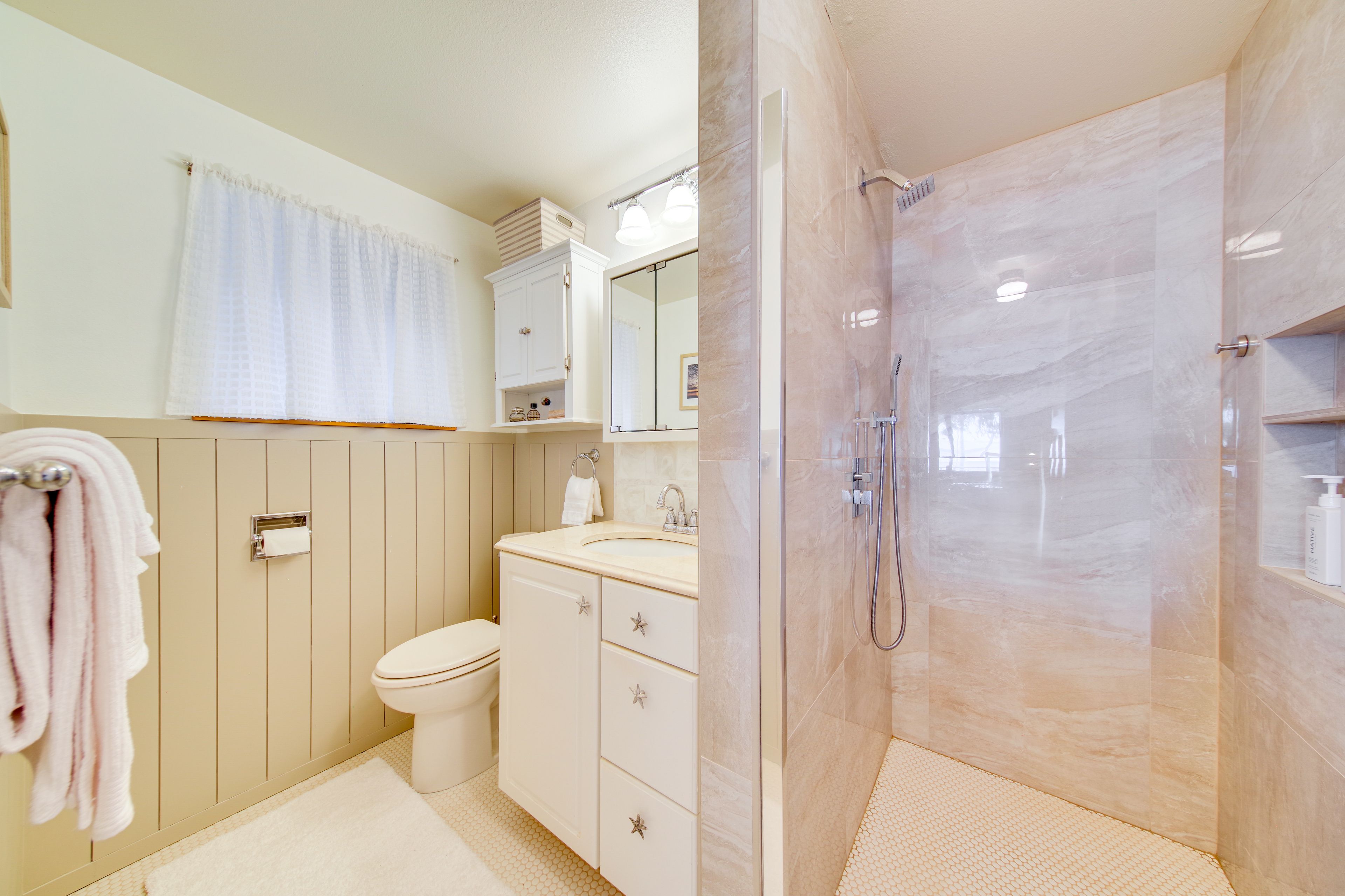 Full Bathroom | Towels Provided