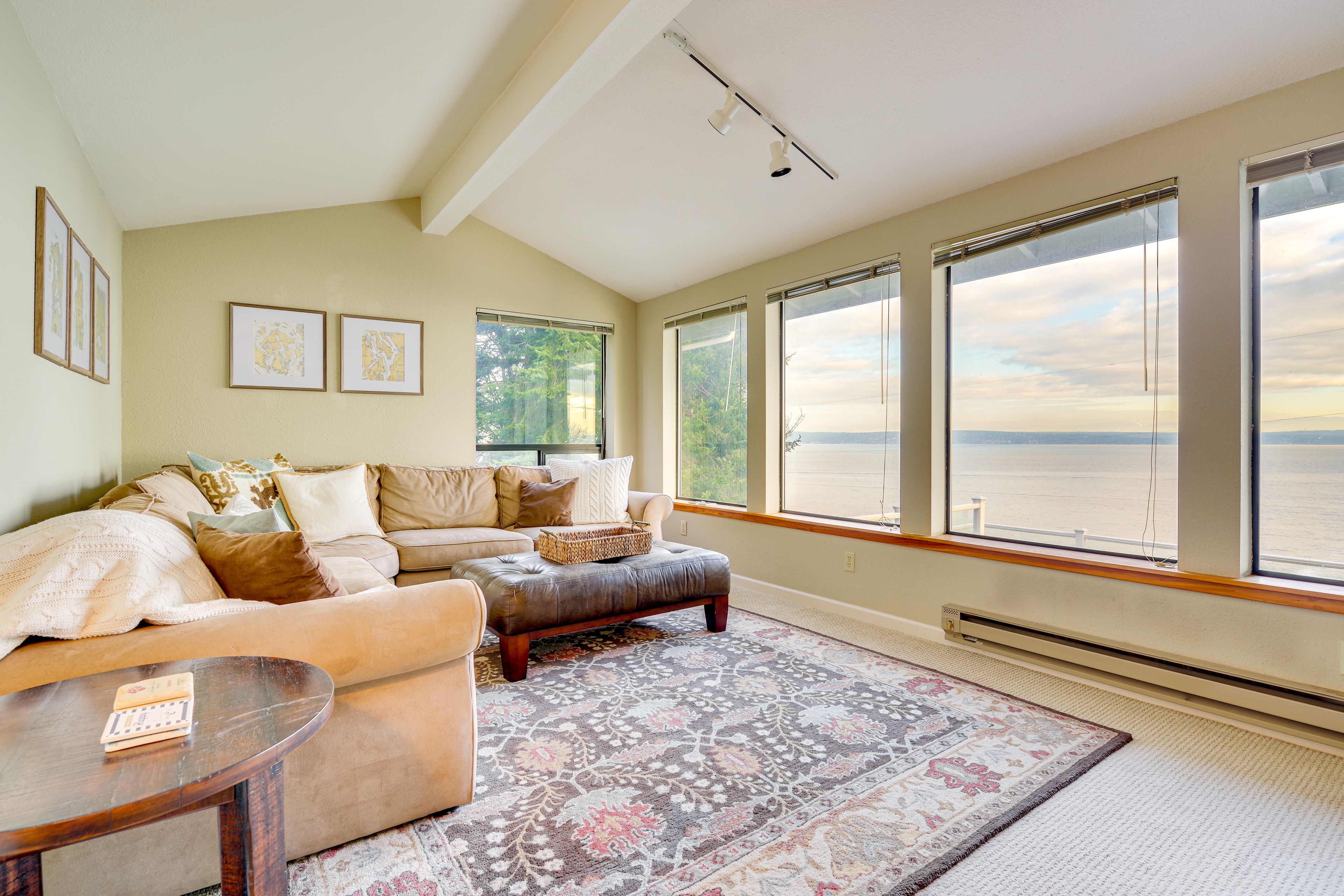 Family Room | Queen Sleeper Sofa | Free WiFi