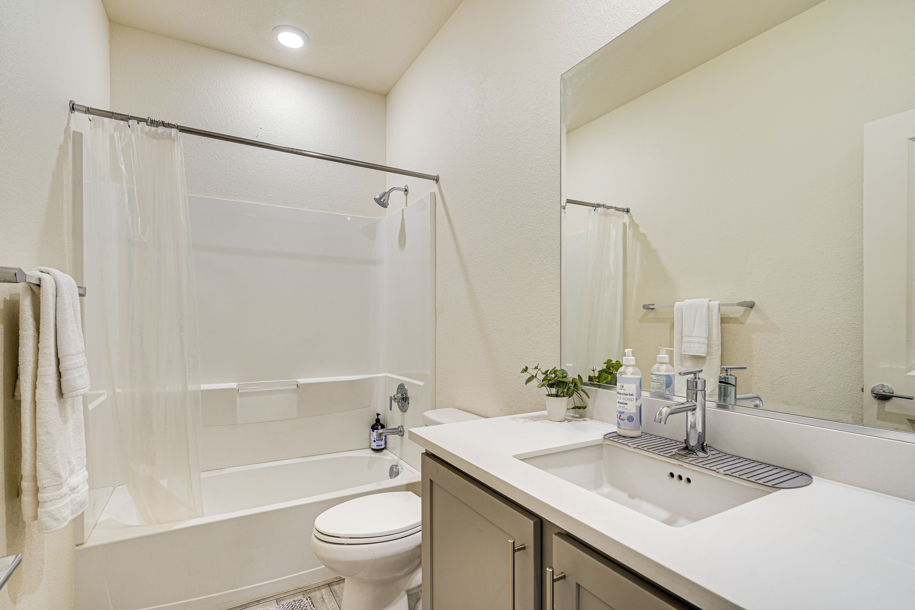 Full Bathroom | 1st Floor | Complimentary Toiletries | Towels Provided