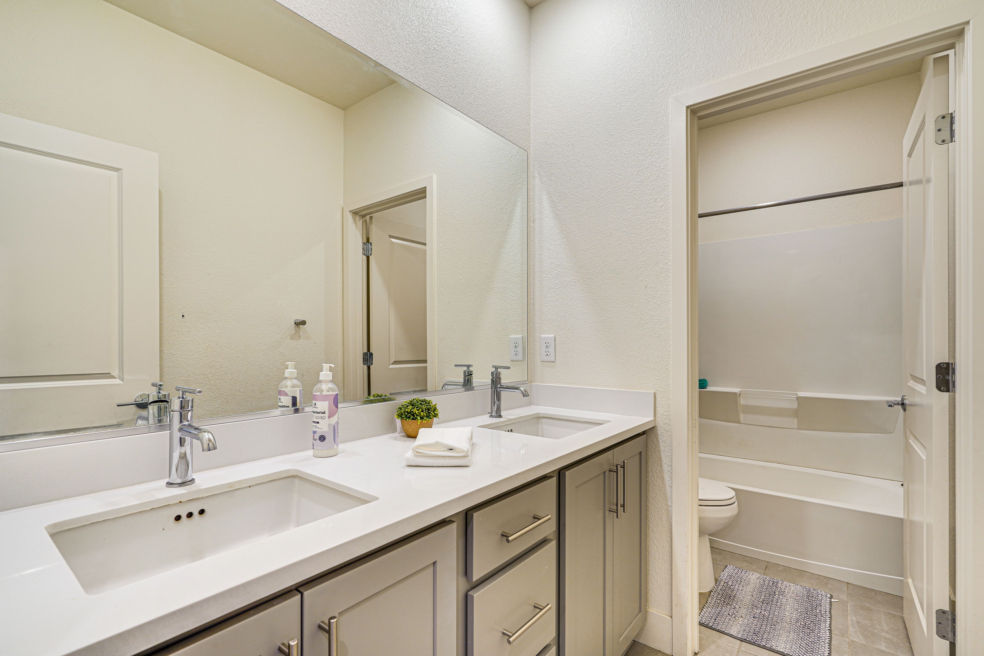Full Bathroom | 2nd Floor