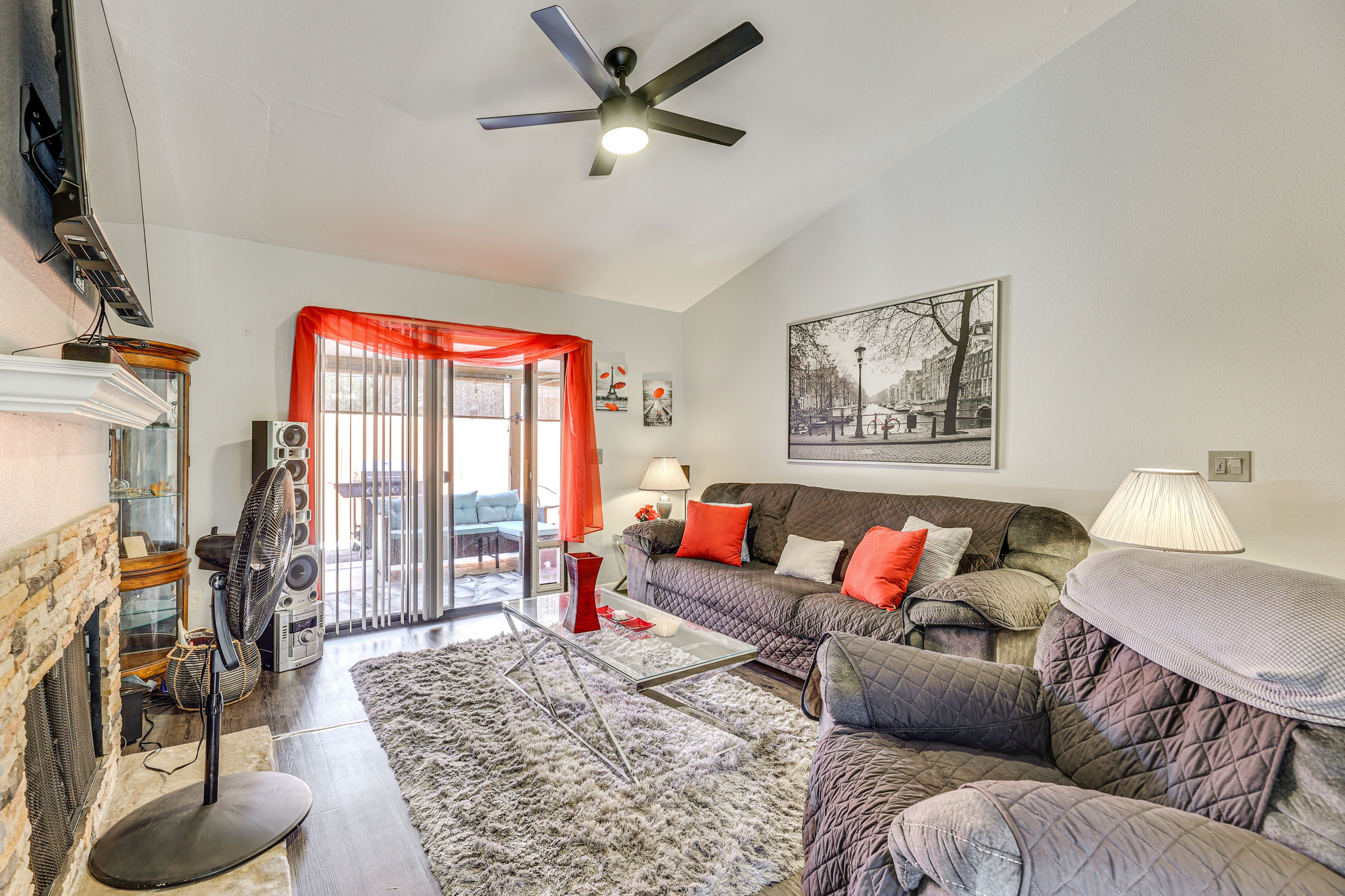 Living Room | Smart TV w/ Netflix | Fireplace