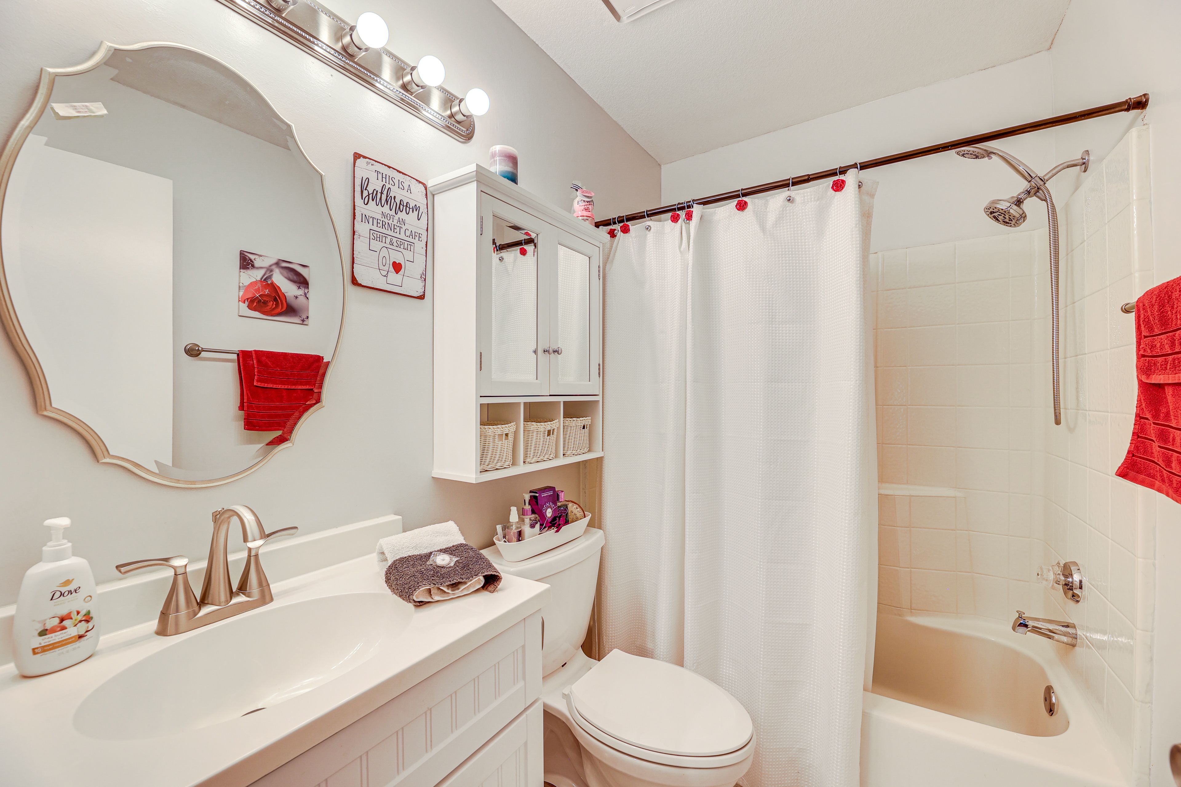 Full Bathroom | Towels Provided