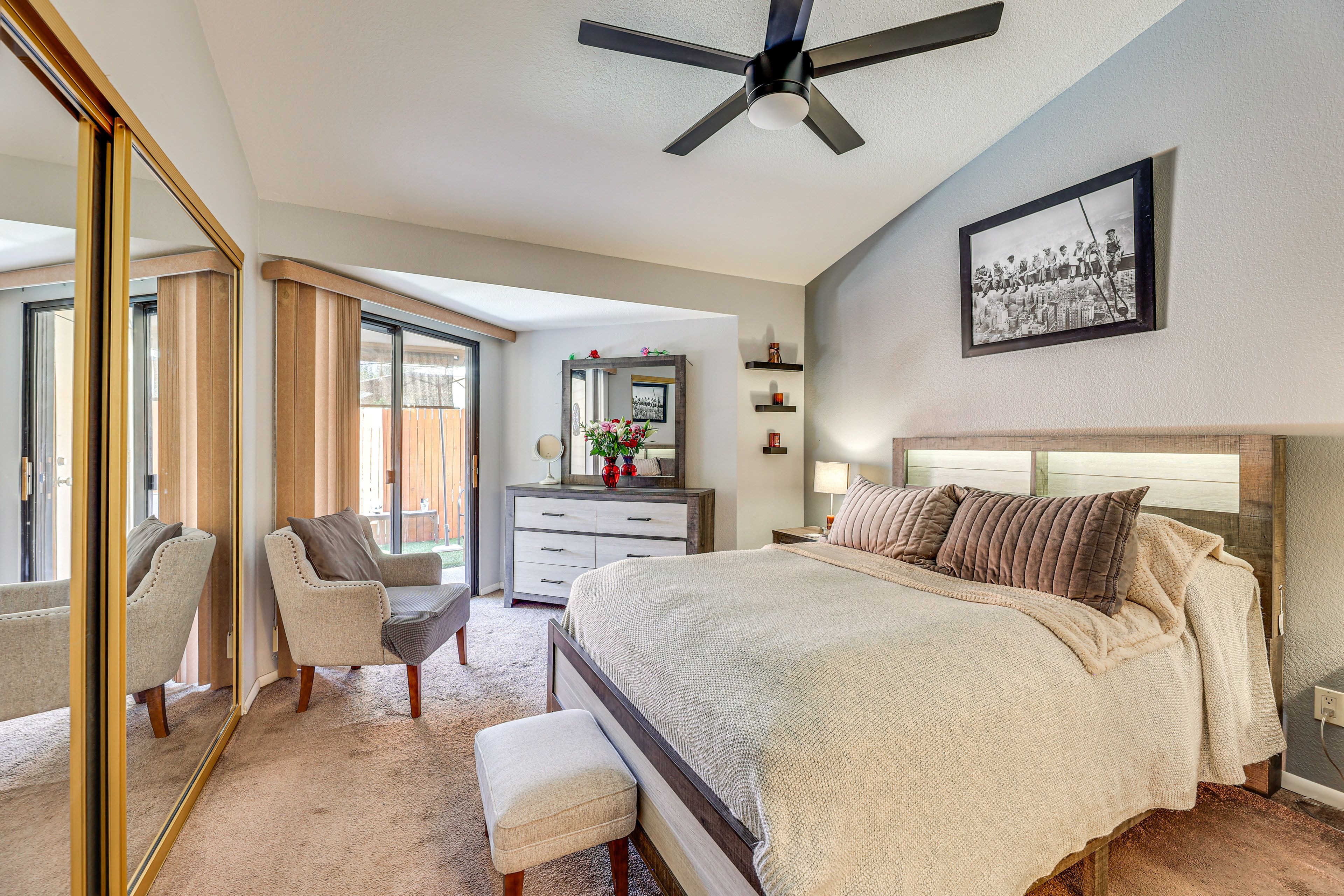 Bedroom | Queen Bed | Smart TV w/ Netflix