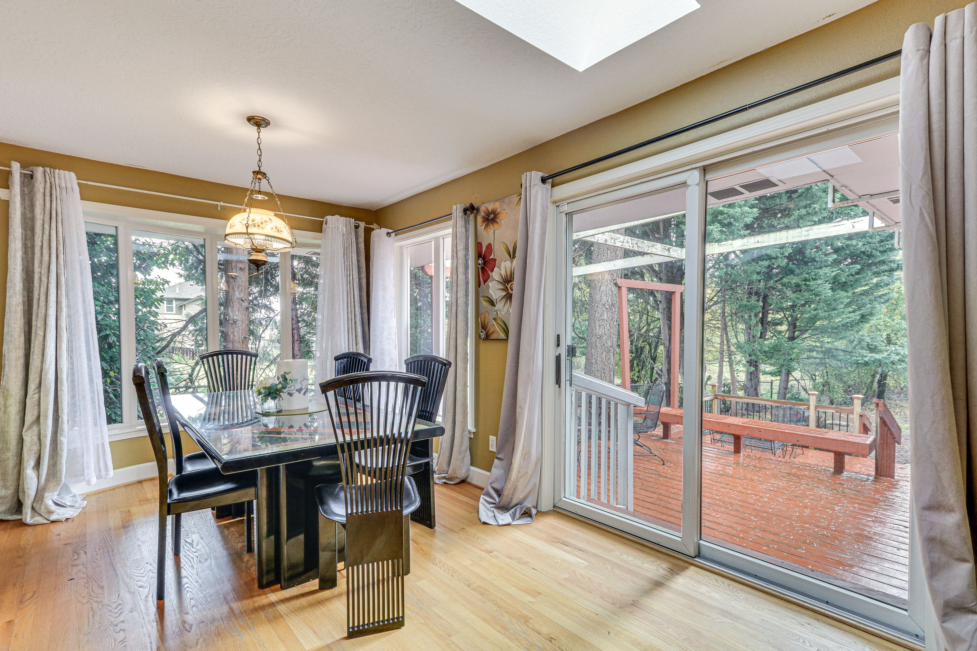 Dining Area | Dishware/Flatware Provided | Main Floor