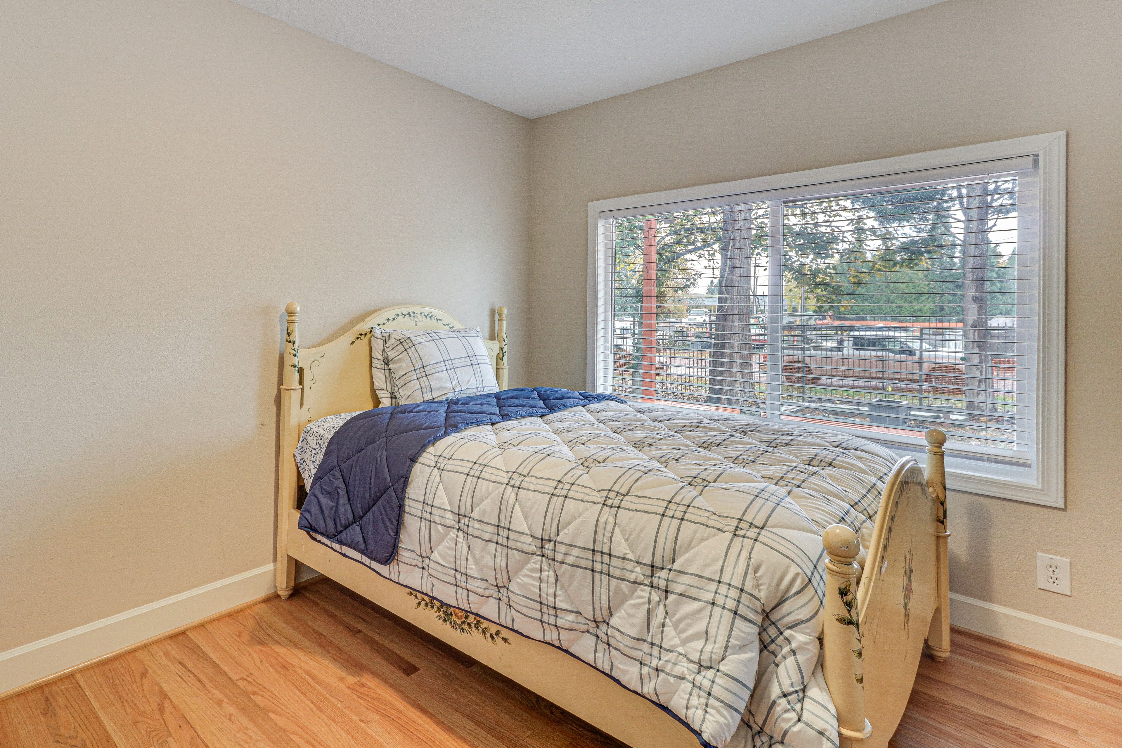 Bedroom 3 | Queen Bed | Main Floor
