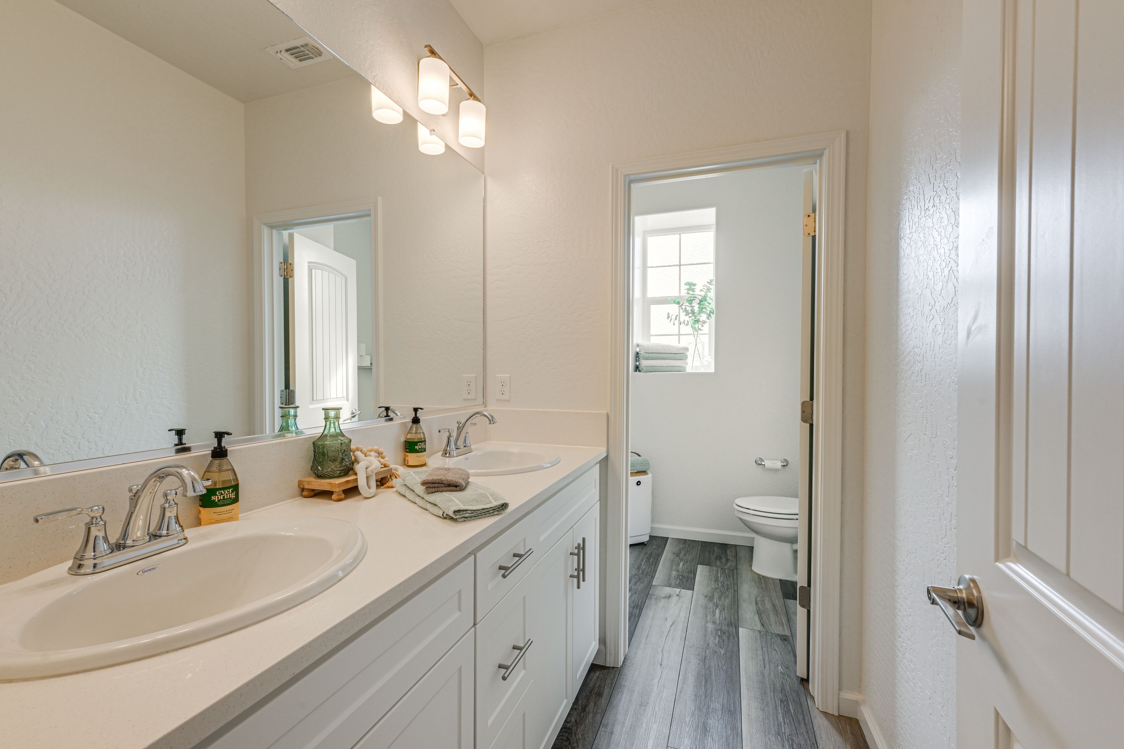 Bathroom | 2nd Floor