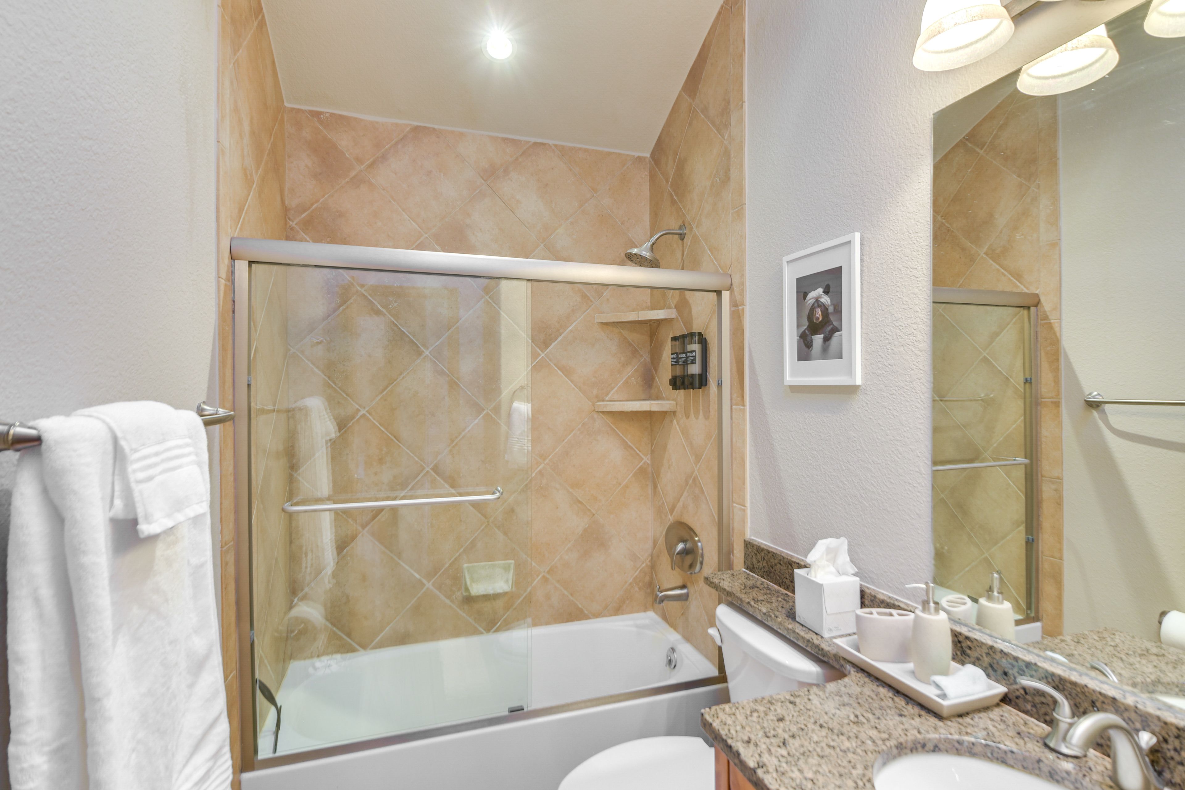 Full Bathroom | 2nd Floor | Towels & Linens Provided