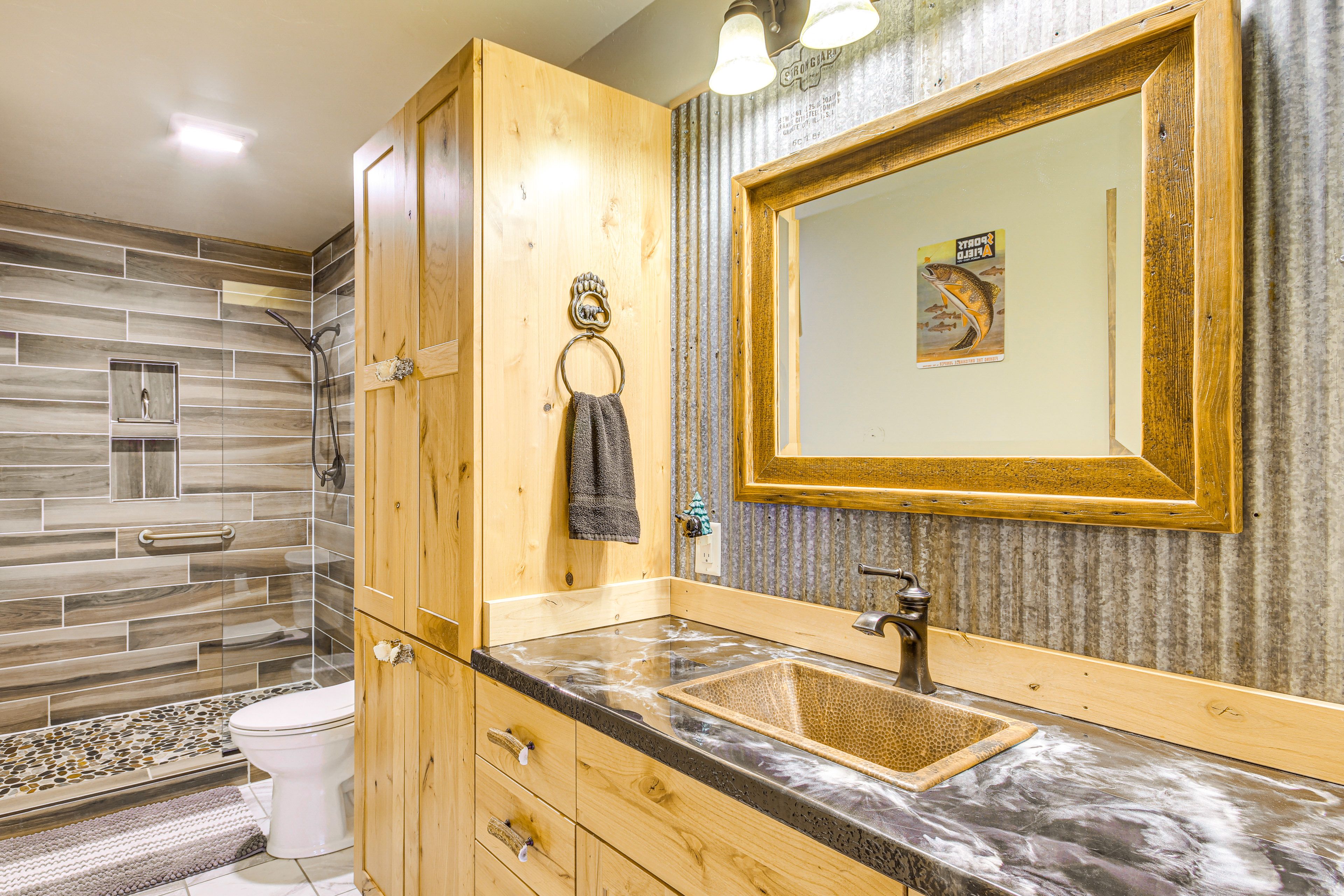 Full Bathroom | Towels Provided