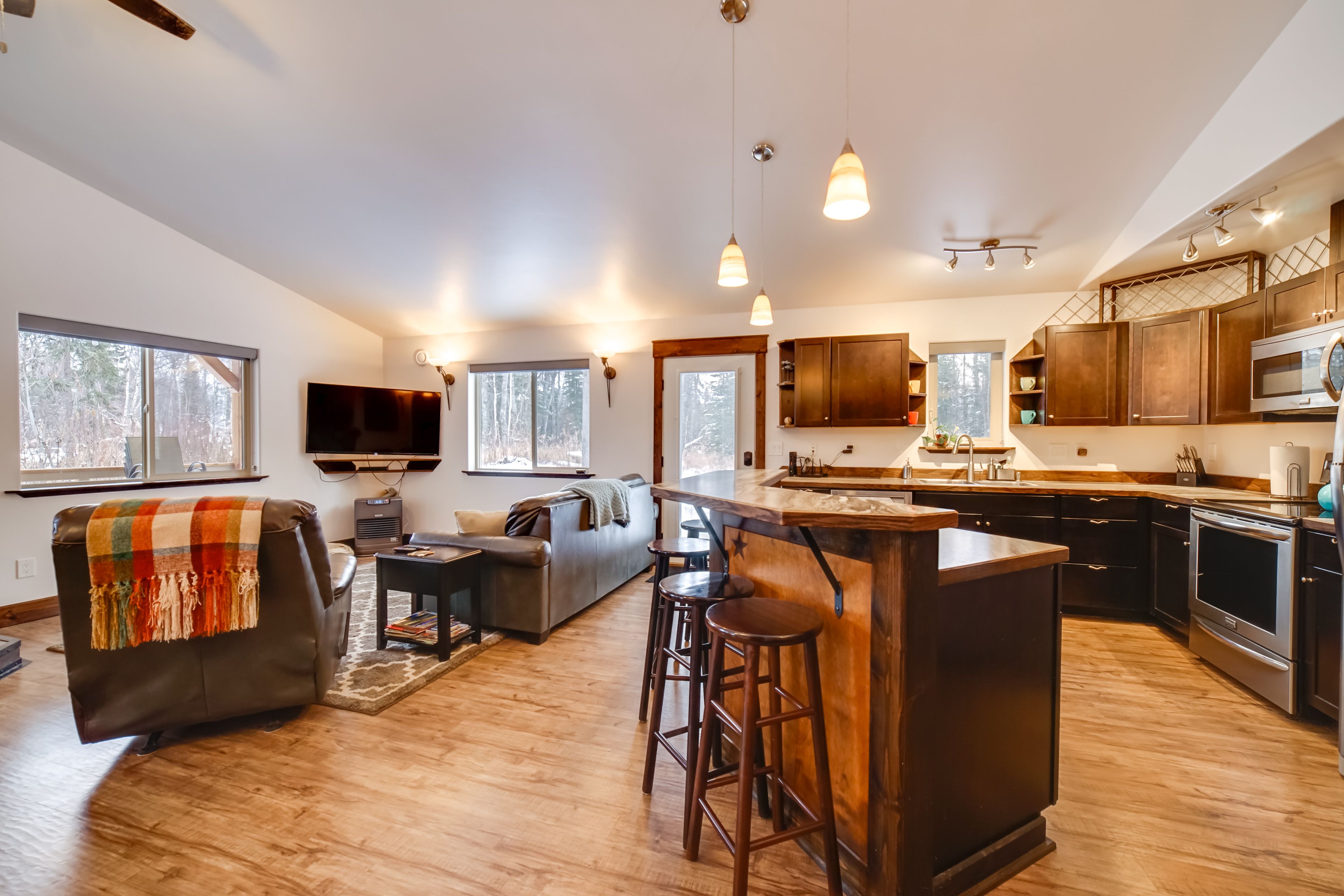 Kitchen | Dining | Dishware/Flatware Provided